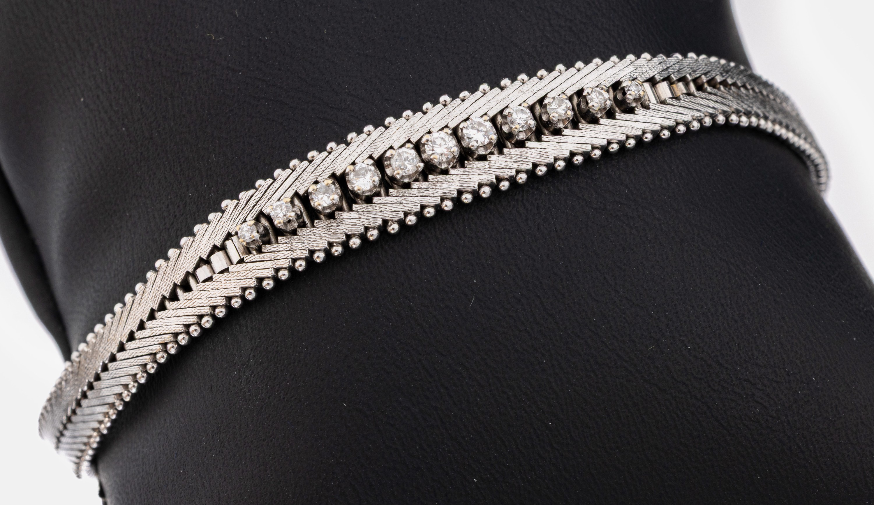 Image 27024240 - 18 kt Gold Brillant-Armband, 1970er Jahre, WG 750/000, 11 Brillanten zus. ca. 0.30 ct ...