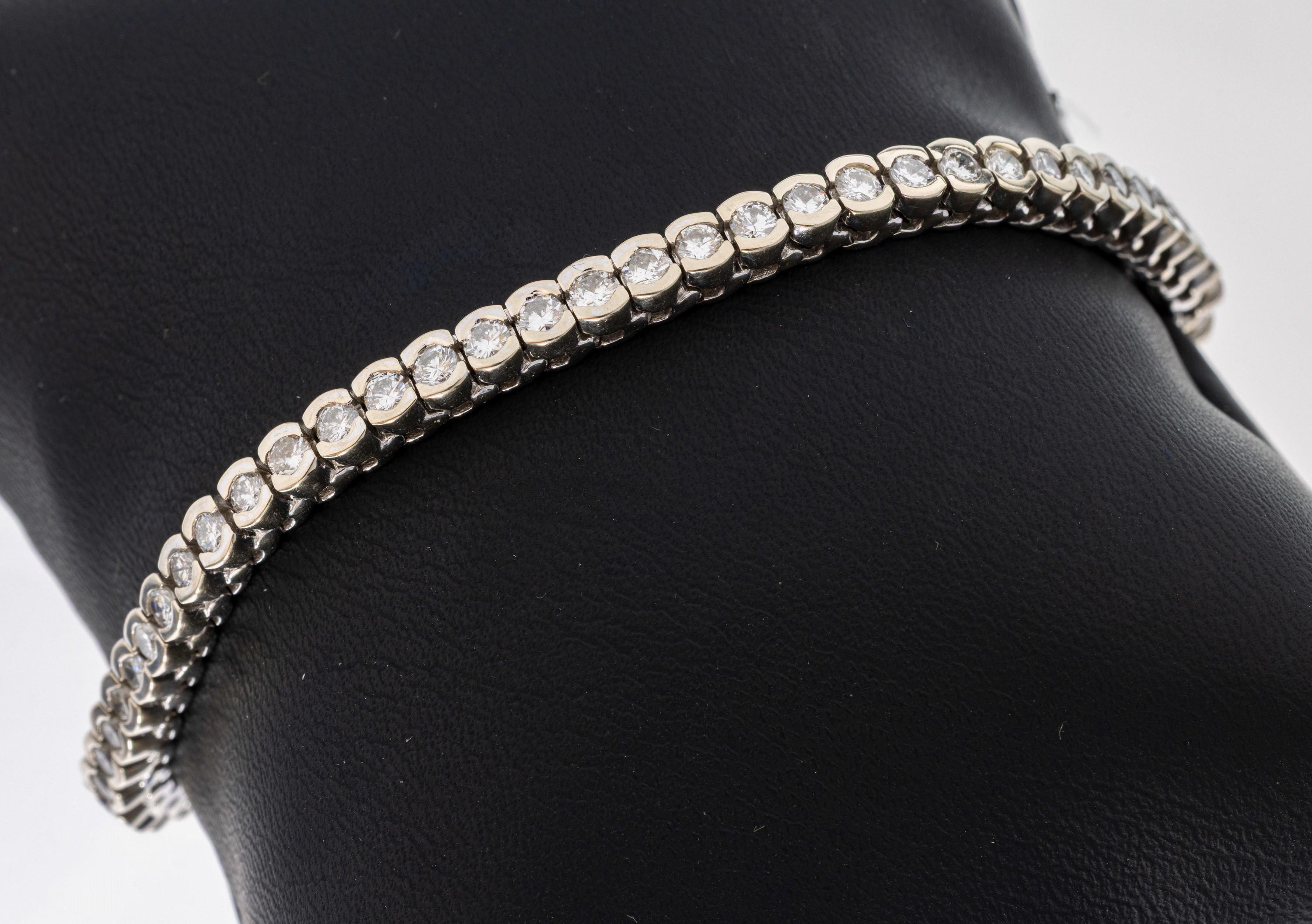 Image 27024241 - 14 kt Gold Brillant-Armband, WG 585/000, qualitätvolle Verarbeitung, 64 Brillanten ...