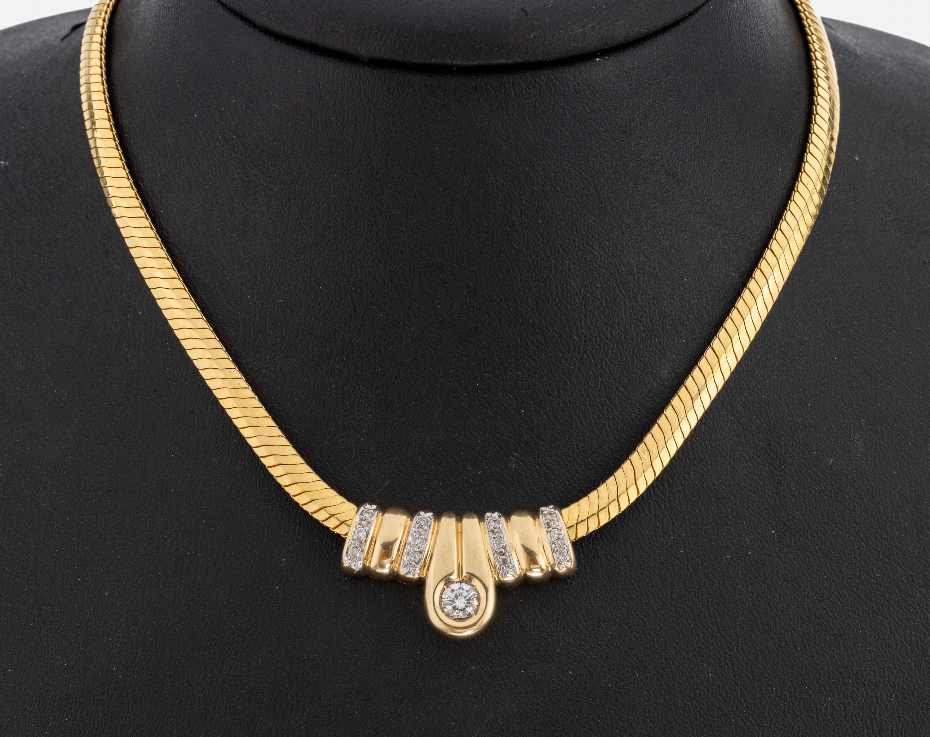 Image 27024242 - 14 kt Gold Brillant-Anhänger, GG 585/000, geometrisch, mittig Brillant ca. 0.35 ct ...