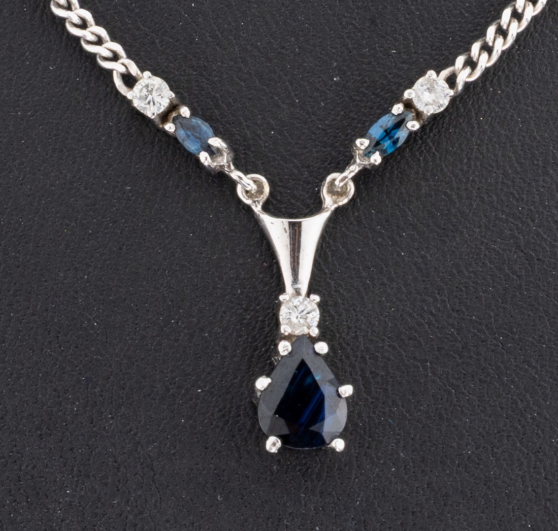 Detail a: 14 kt Gold Saphir-Brillant-Collier, WG 585/000, 1 facett. Saphir-Tropfen und 2 Saphir-Navettes zus. ca. 1.50 ct, 3 Brillantenzus. ca. 0.25 ct ...