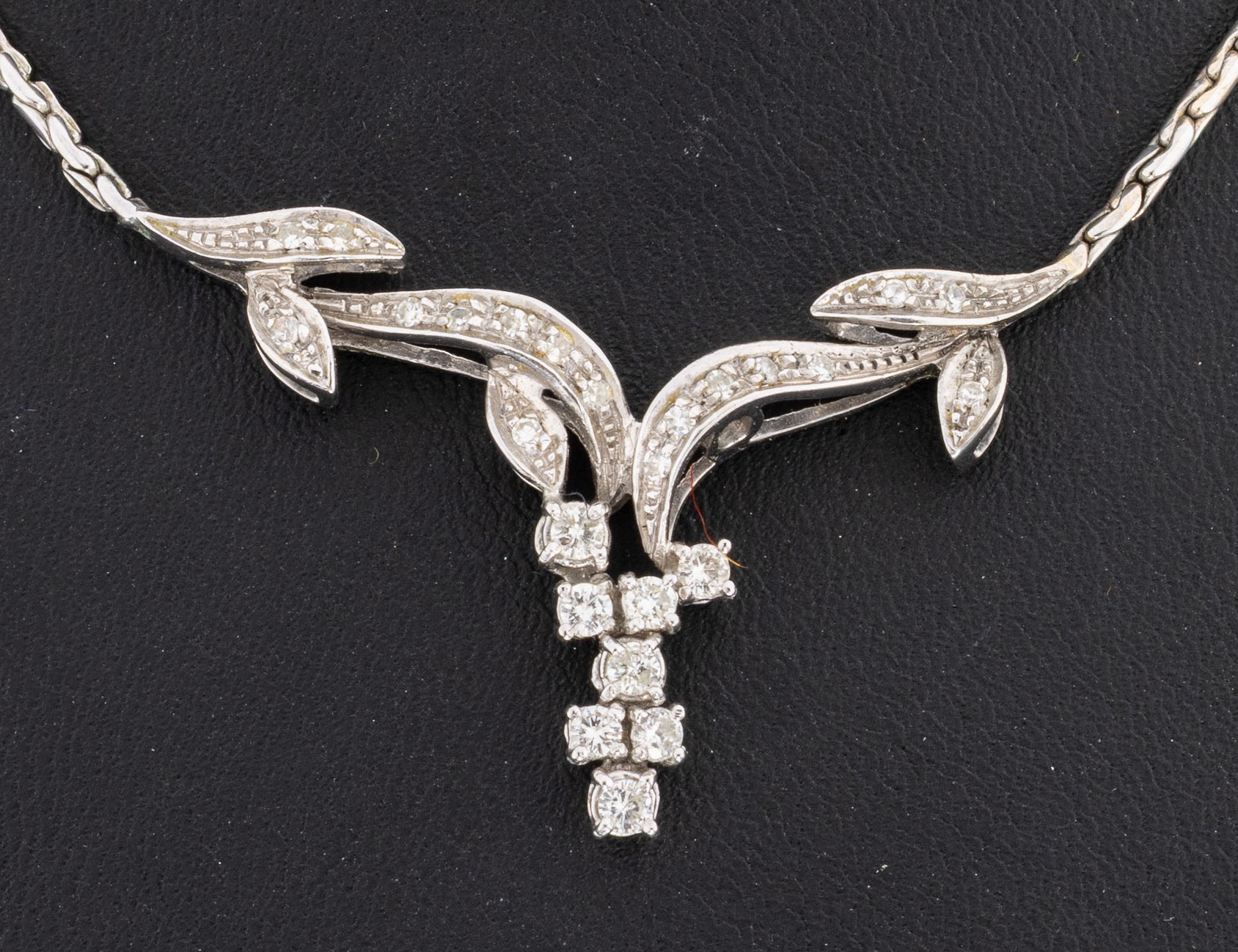 Detail a: 14 kt Gold Diamant-Collier, WG 585/000, geschwungenes Mittelteil, 8 Brillanten und 16 8/8-Diamanten zus. ca. 0.50 ct Weiß/p, L. ca. 42 cm, ...