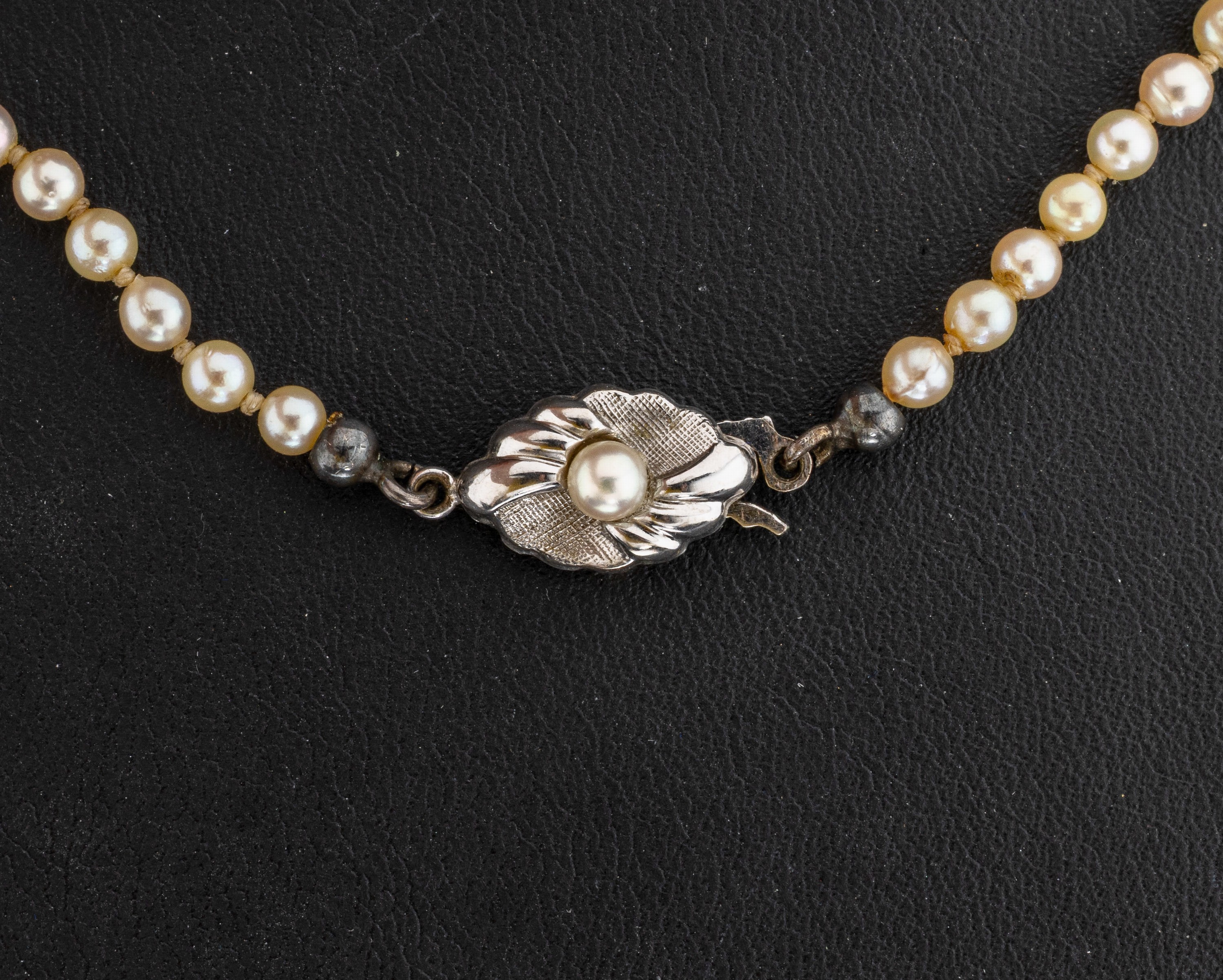 Detail a: Perl-Collier mit 14 kt Gold Schließe, GG/WG585/000, Zuchtperlen im Verlauf, D. ca. 3-7.3 mm, Steckschließe, L. ca. 51 cm
