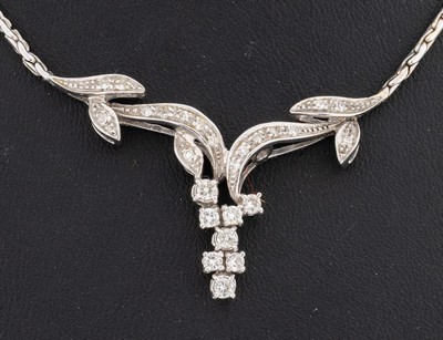 27024245a - 14 kt Gold Diamant-Collier, WG 585/000, geschwungenes Mittelteil, 8 Brillanten und 16 ...