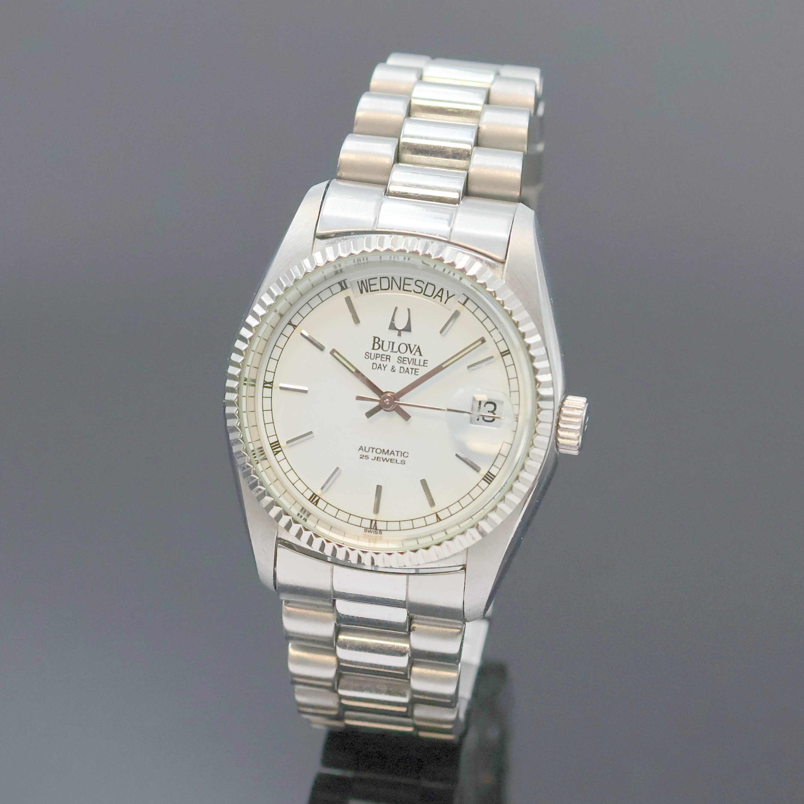 Image 27024491 - BULOVA Super Seville Day-Date Herrenarmbanduhr in Stahl Referenz 33821, Schweiz verk. ...