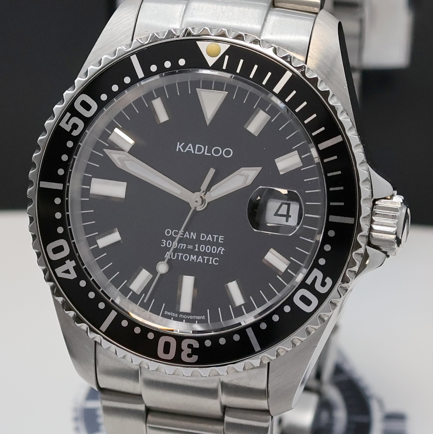 Detail a: KADLOO Ocean Date Taucherarmbanduhr in Stahl, Schweiz um 2020, Automatik, Boden u. Krone verschr., Lünette m. 60er Teilung eins. drehb., orig. ...