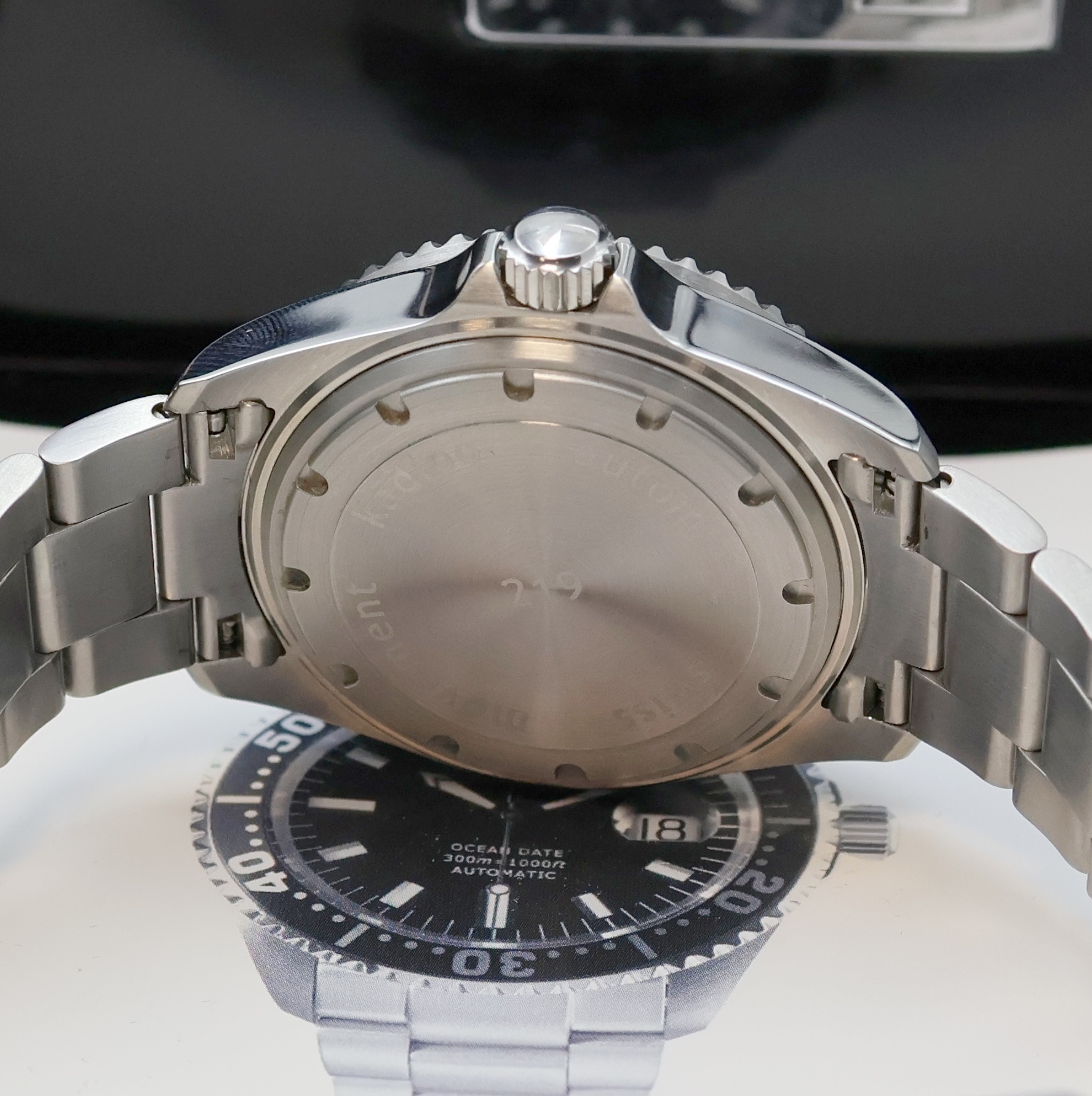 Detail d: KADLOO Ocean Date Taucherarmbanduhr in Stahl, Schweiz um 2020, Automatik, Boden u. Krone verschr., Lünette m. 60er Teilung eins. drehb., orig. ...
