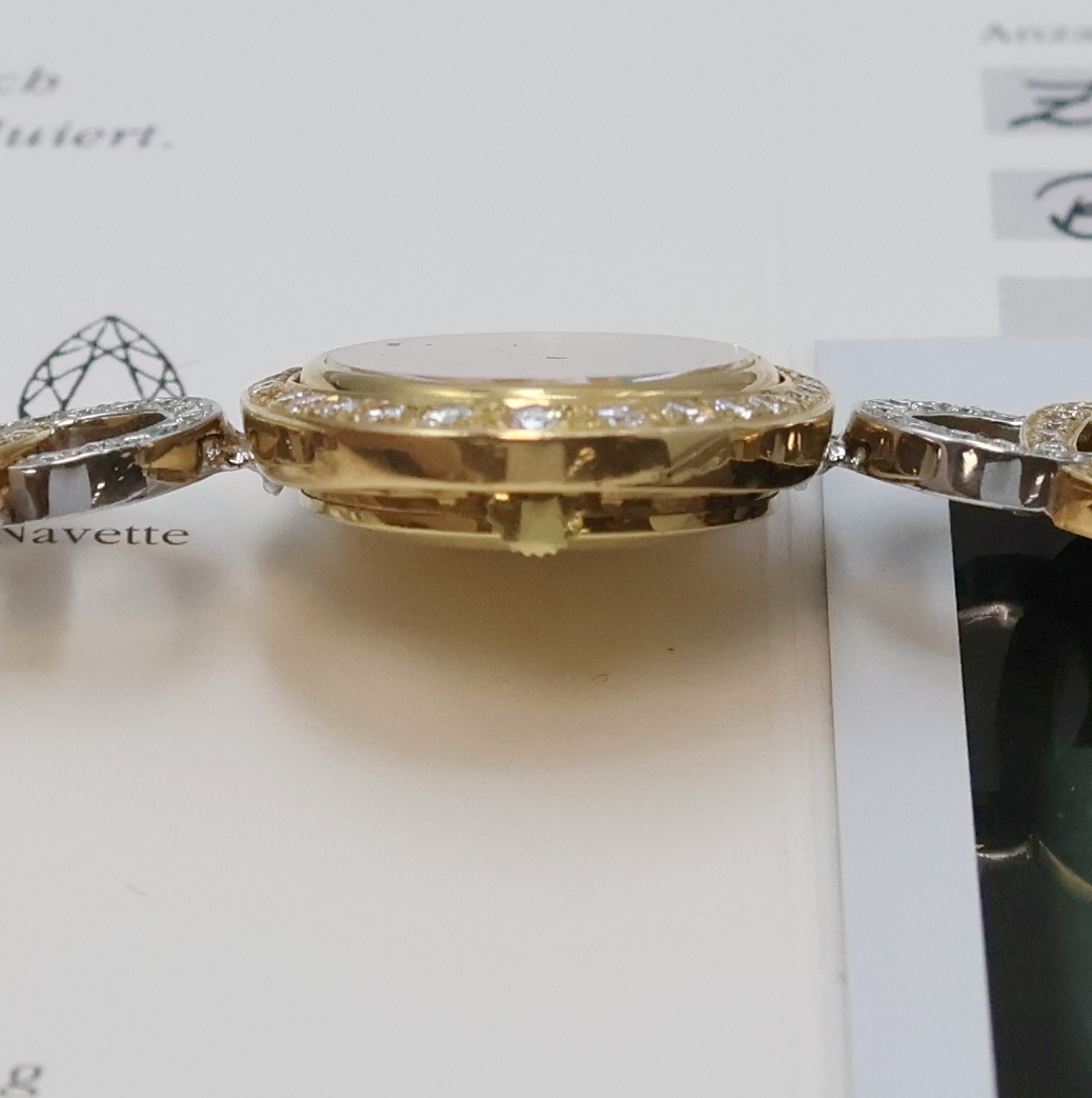Detail e: Ausgefallene Damenschmuckuhr mit Brillantbesatz in GG 750/000, Schweiz verk. lt. Garantie 01/2000, Handaufzug, Band Design Julia Plana in GG u. WG, ...