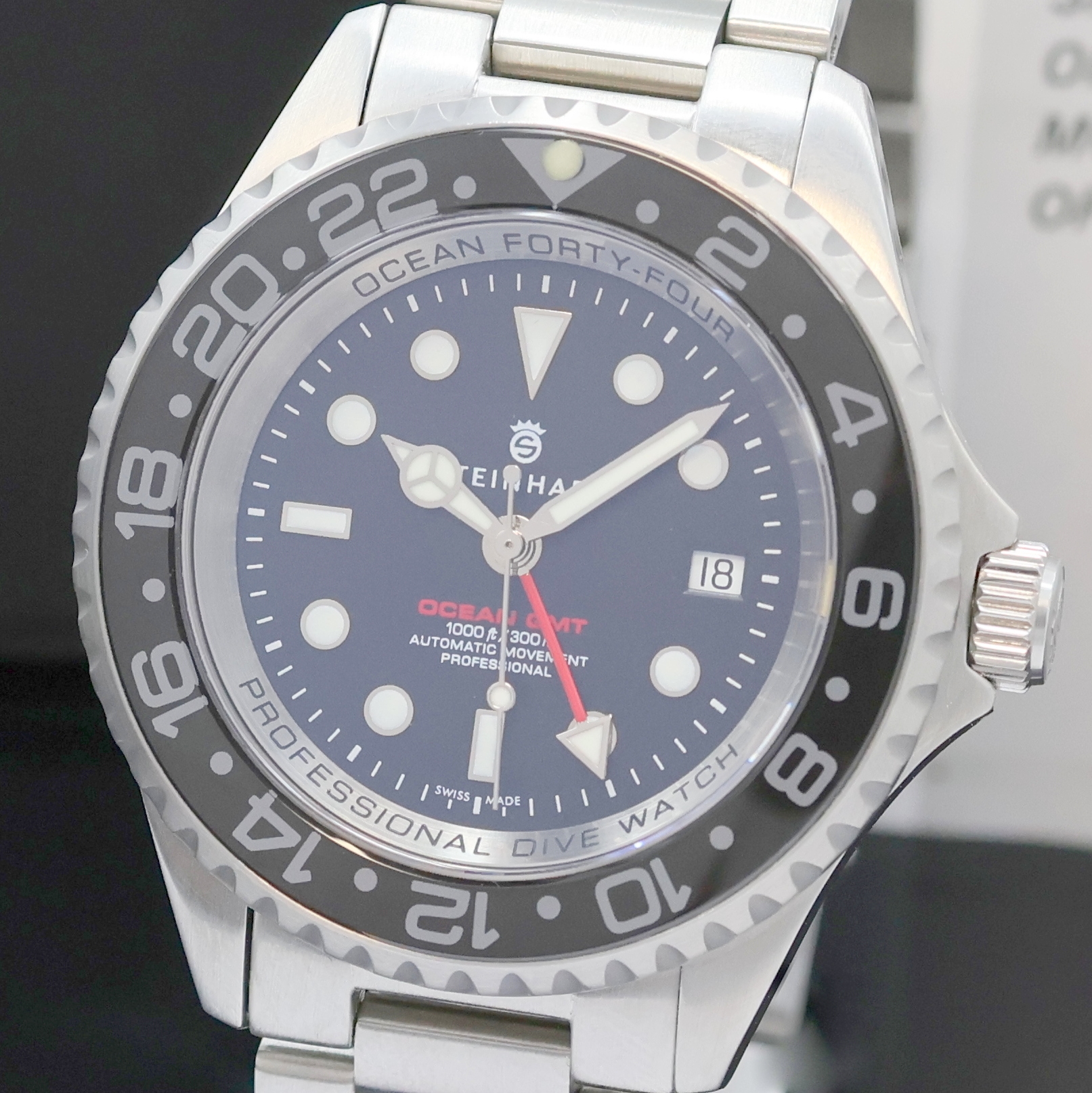 Detail a: STEINHART Ocean GMT Herrenarmbanduhr in Stahl, Schweiz um 2011, Automatik, Boden u. Krone verschr., eins. drehb. Lünette m. 24er- Teilung, orig. ...