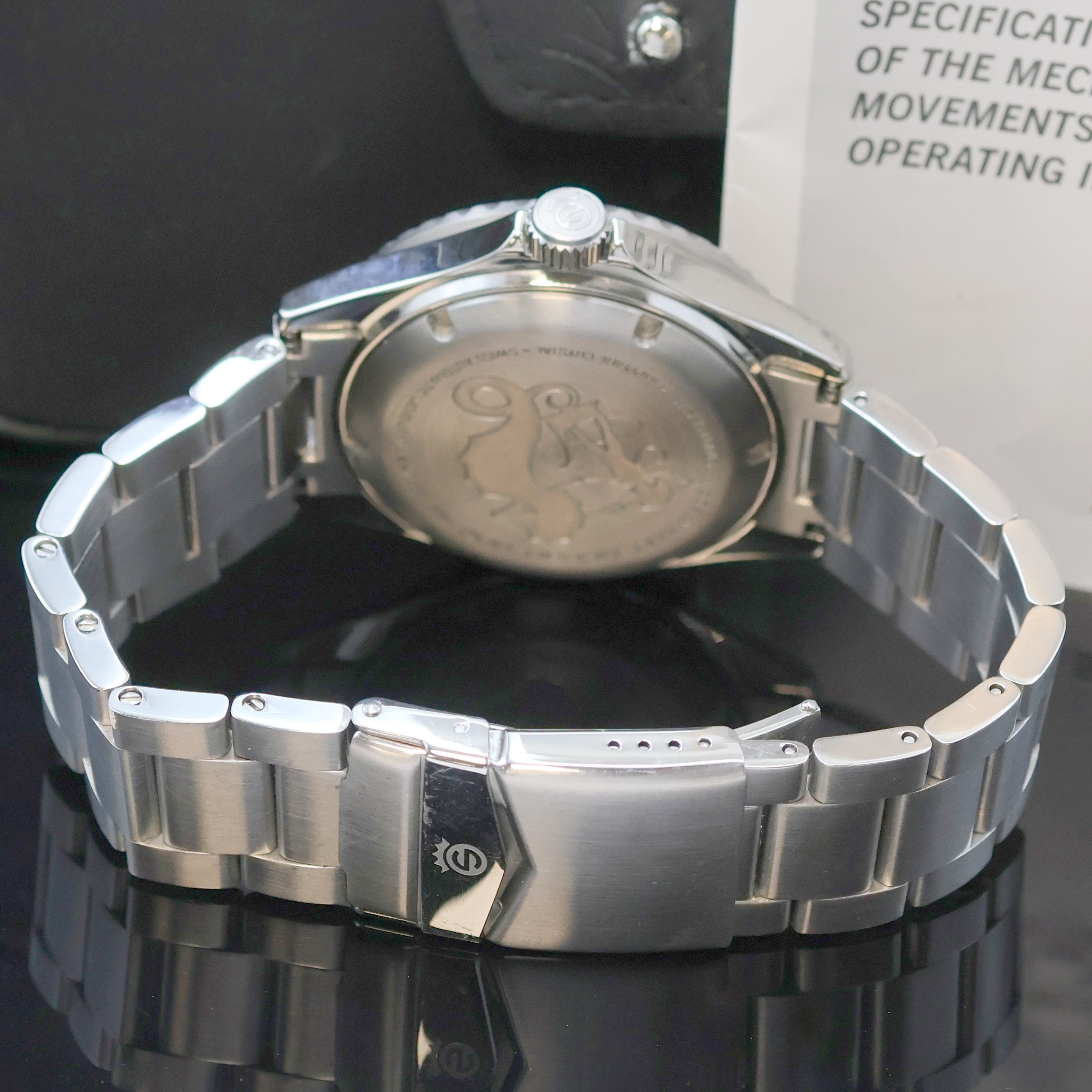 Detail b: STEINHART Ocean GMT Herrenarmbanduhr in Stahl, Schweiz um 2011, Automatik, Boden u. Krone verschr., eins. drehb. Lünette m. 24er- Teilung, orig. ...