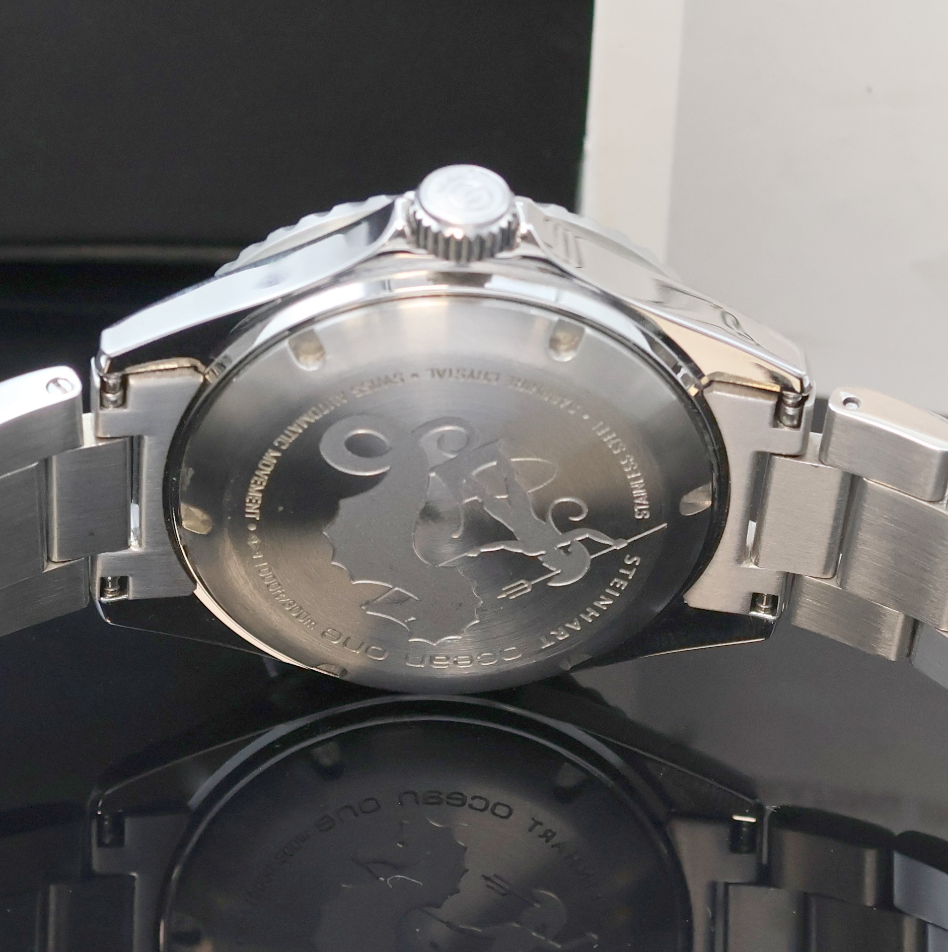Detail d: STEINHART Ocean GMT Herrenarmbanduhr in Stahl, Schweiz um 2011, Automatik, Boden u. Krone verschr., eins. drehb. Lünette m. 24er- Teilung, orig. ...