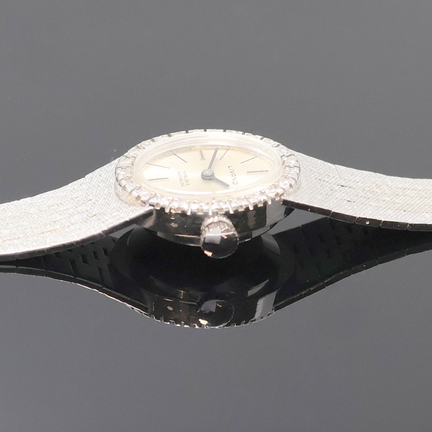 Detail c: LIVANO Damenarmbanduhr in WG 585/000 mit Diamanten, Schweiz um 1965, Handaufzug, Goldband, Boden aufgedr., Lünette aufw. m. Diamanten bes., silb. ...