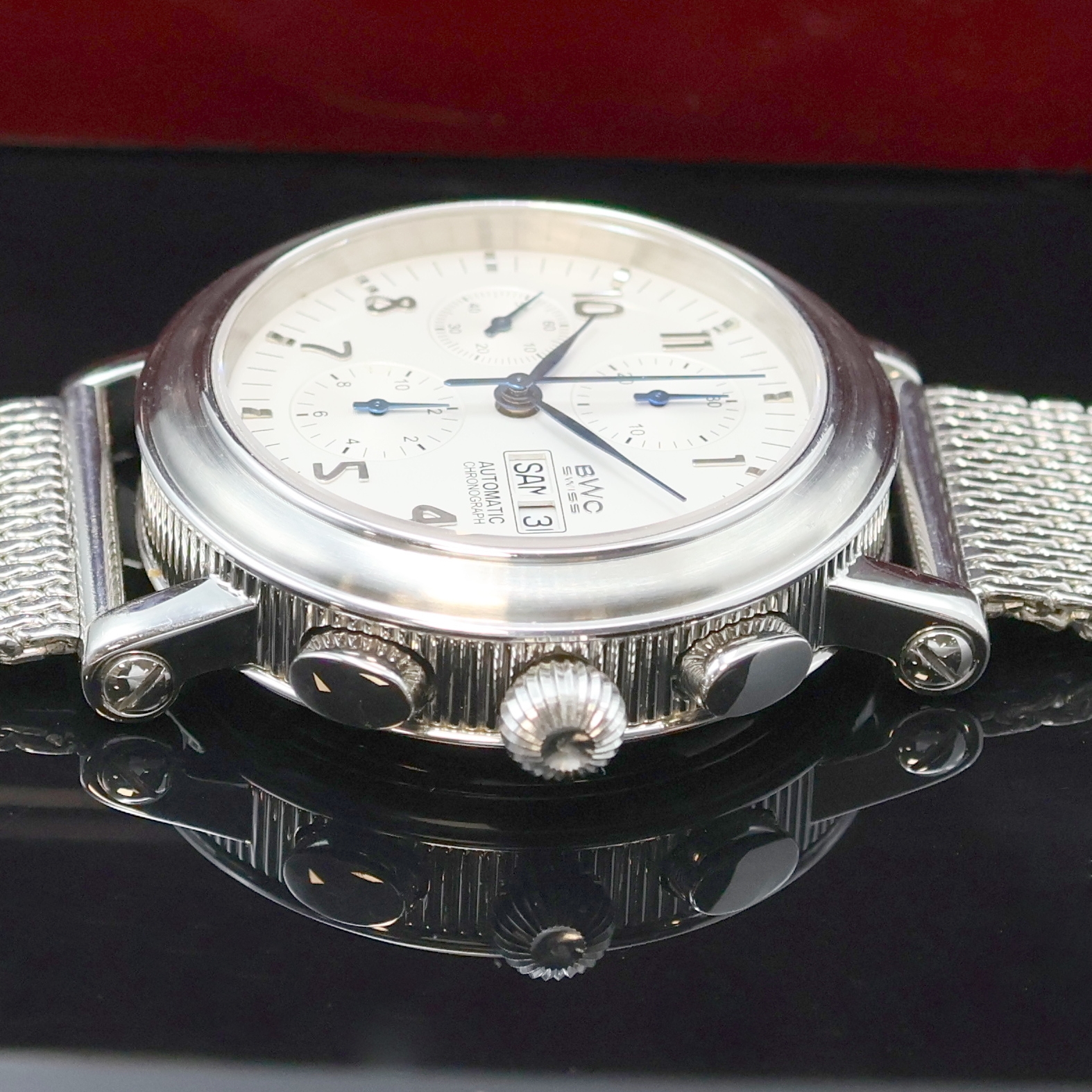 Detail b: BWC Herrenchronograph in Stahl, Schweiz um 2010, Automatik, beids. vergl. Geh. m. geripptem Rand, Boden verschr., Milanaiseband, silb. Zifferbl., ...