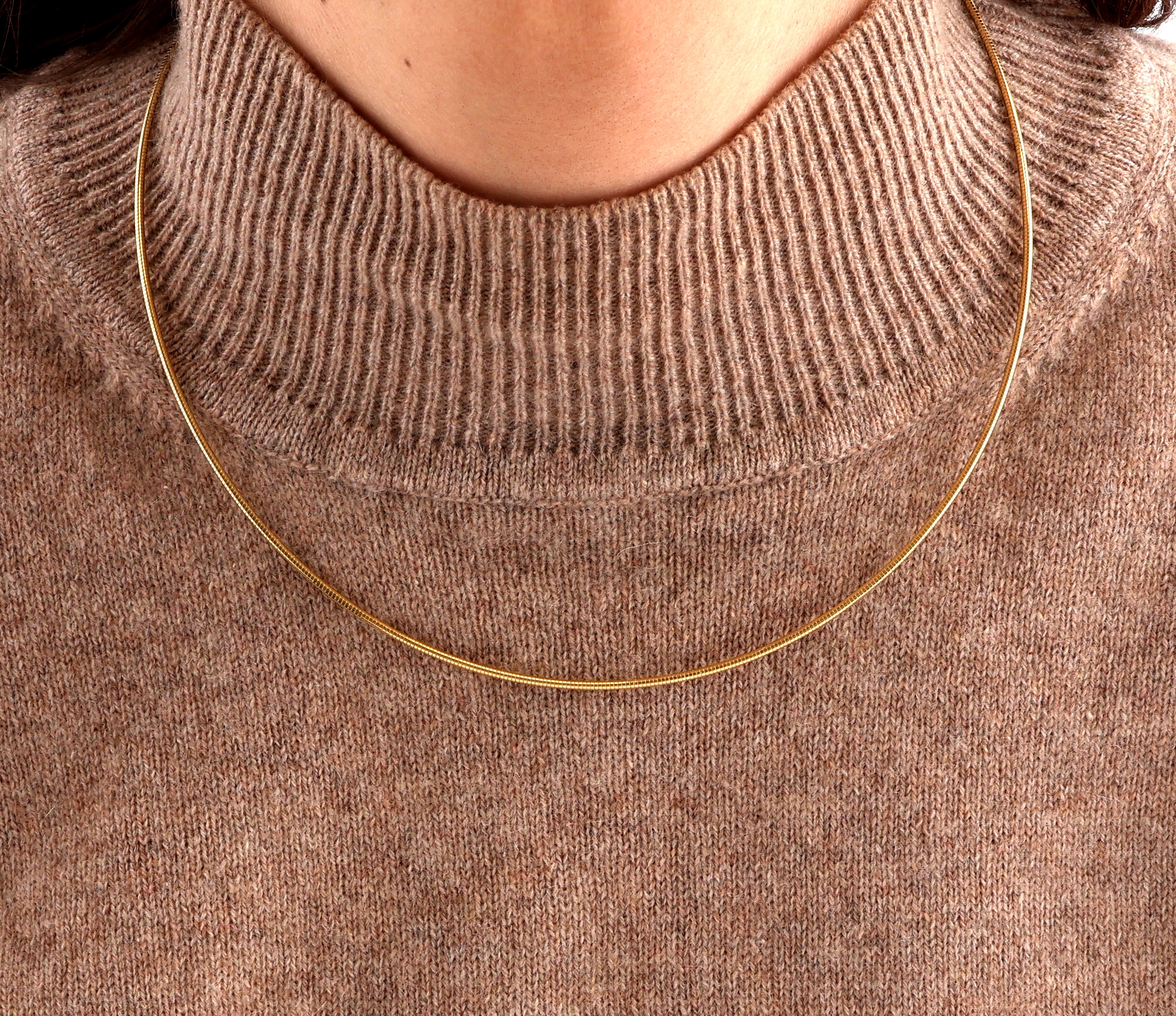 Detail b: 18 kt Gold Halsreif, GG 750/000, D. ca. 1.48 mm, L. ca. 44.5 cm, Karabinerschließe, ca. 10.4 g