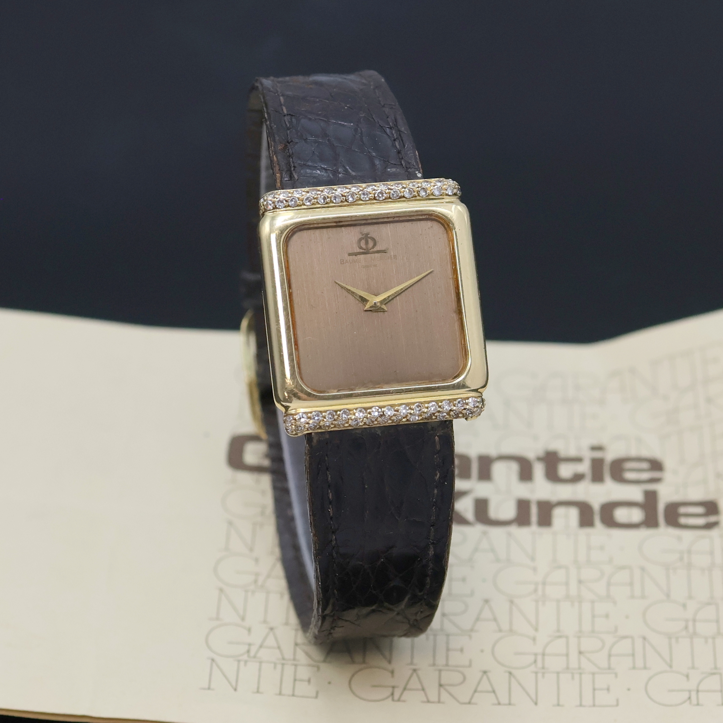 Detail b: BAUME & MERCIER Armbanduhr in GG 750/000 m. Diamanten, Schweiz verk. lt. beil. Garantie 02/1988, Handaufzug, Boden aufgedr., Lederband m. orig. verg. ...