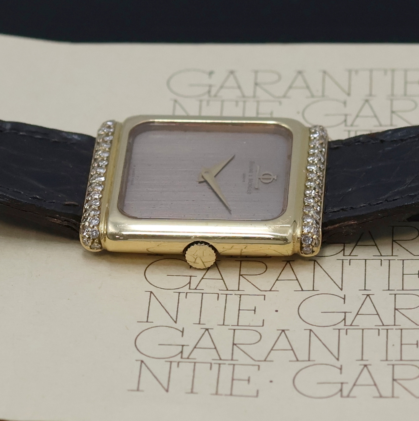 Detail d: BAUME & MERCIER Armbanduhr in GG 750/000 m. Diamanten, Schweiz verk. lt. beil. Garantie 02/1988, Handaufzug, Boden aufgedr., Lederband m. orig. verg. ...