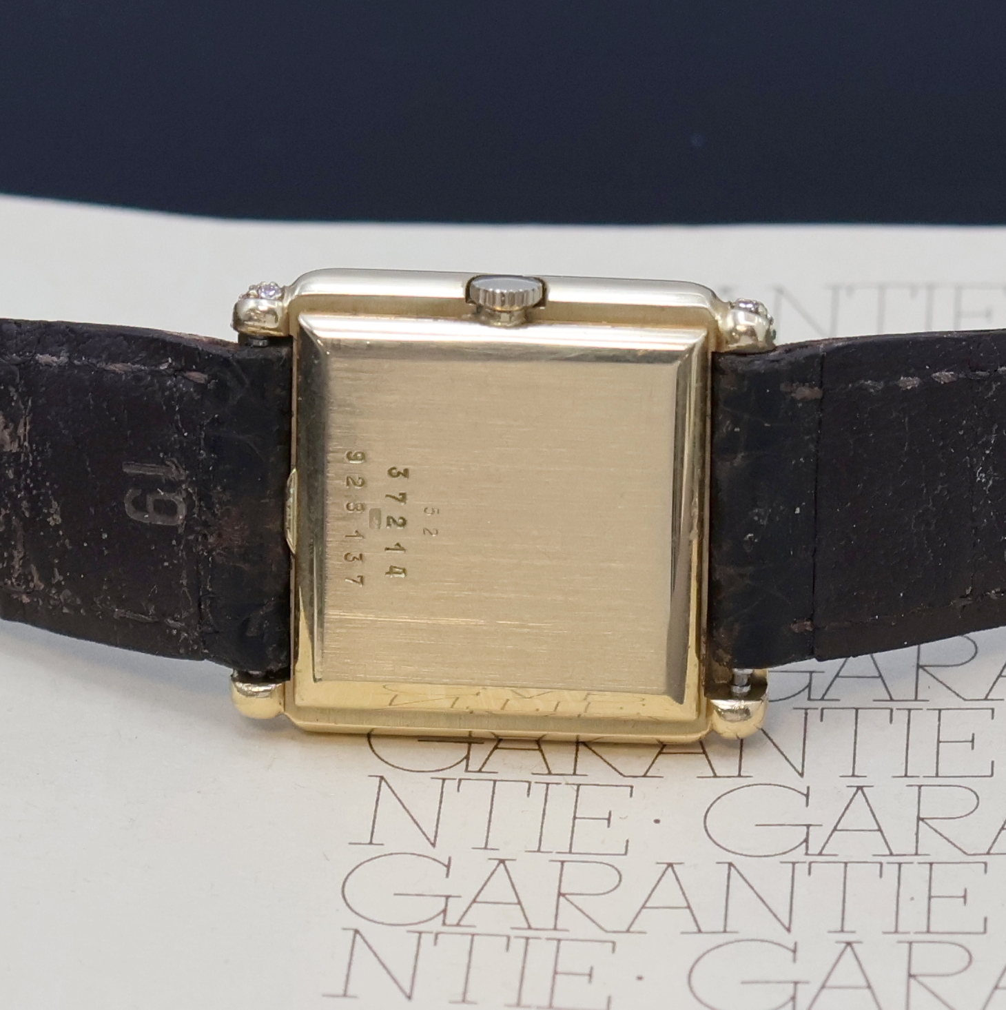 Detail e: BAUME & MERCIER Armbanduhr in GG 750/000 m. Diamanten, Schweiz verk. lt. beil. Garantie 02/1988, Handaufzug, Boden aufgedr., Lederband m. orig. verg. ...