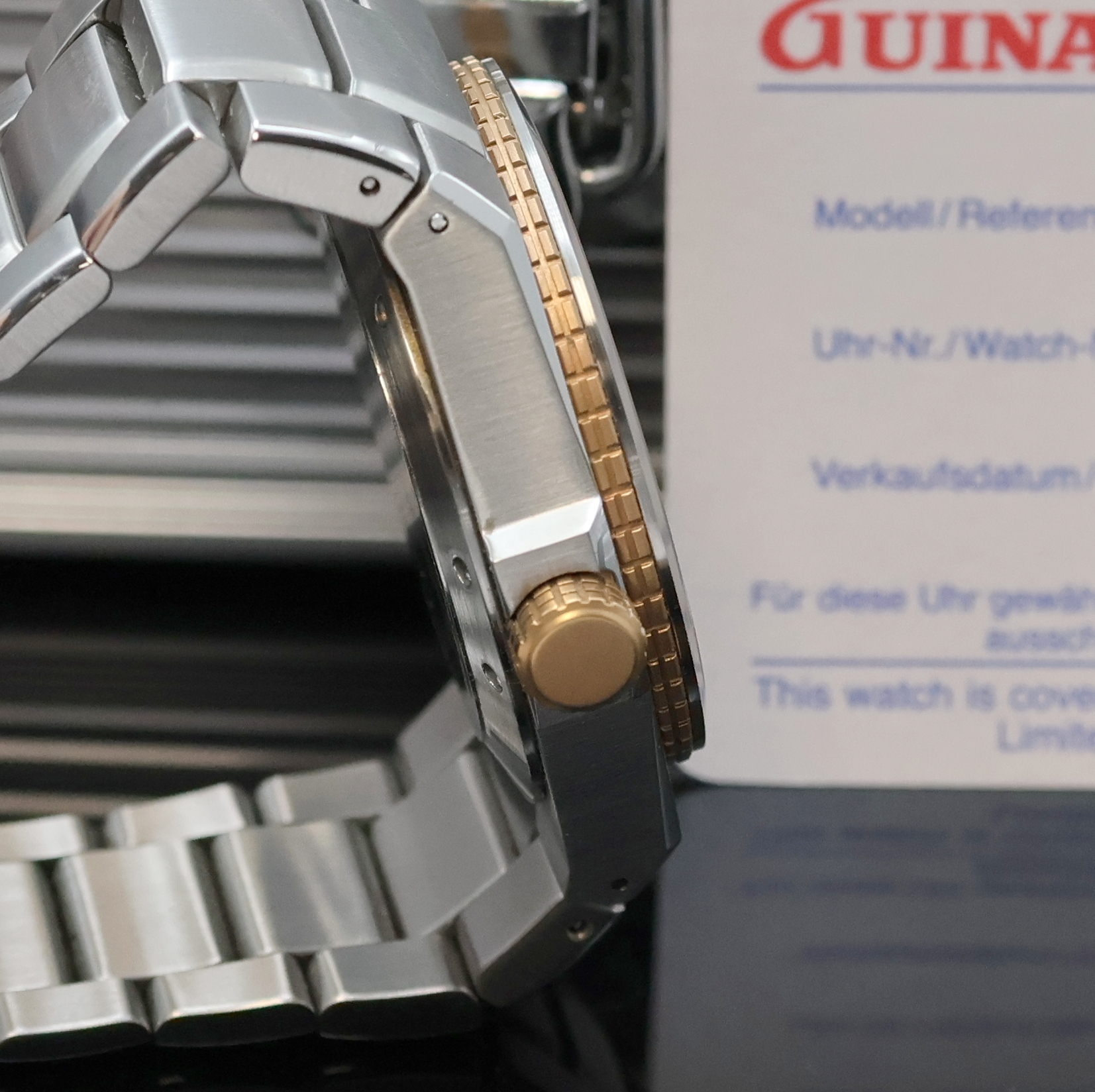 Detail b: GUINAND Herrenarmbanduhr in Stahl Referenz G2401, Schweiz verk. lt. Garantie 09/2011, Automatik, Boden u. Krone verschr., integr. Stahlband m. dopp. ...