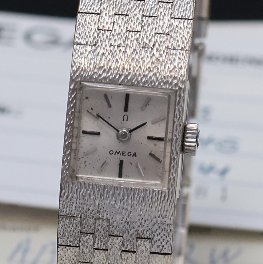 Detail a: OMEGA Damenarmbanduhr in WG 585/000, Schweiz verk. lt. beil. Garantie 09/1976, Handaufzug, orig. Goldband, Boden aufgedr., silb. Zifferbl. m. aufges. ...