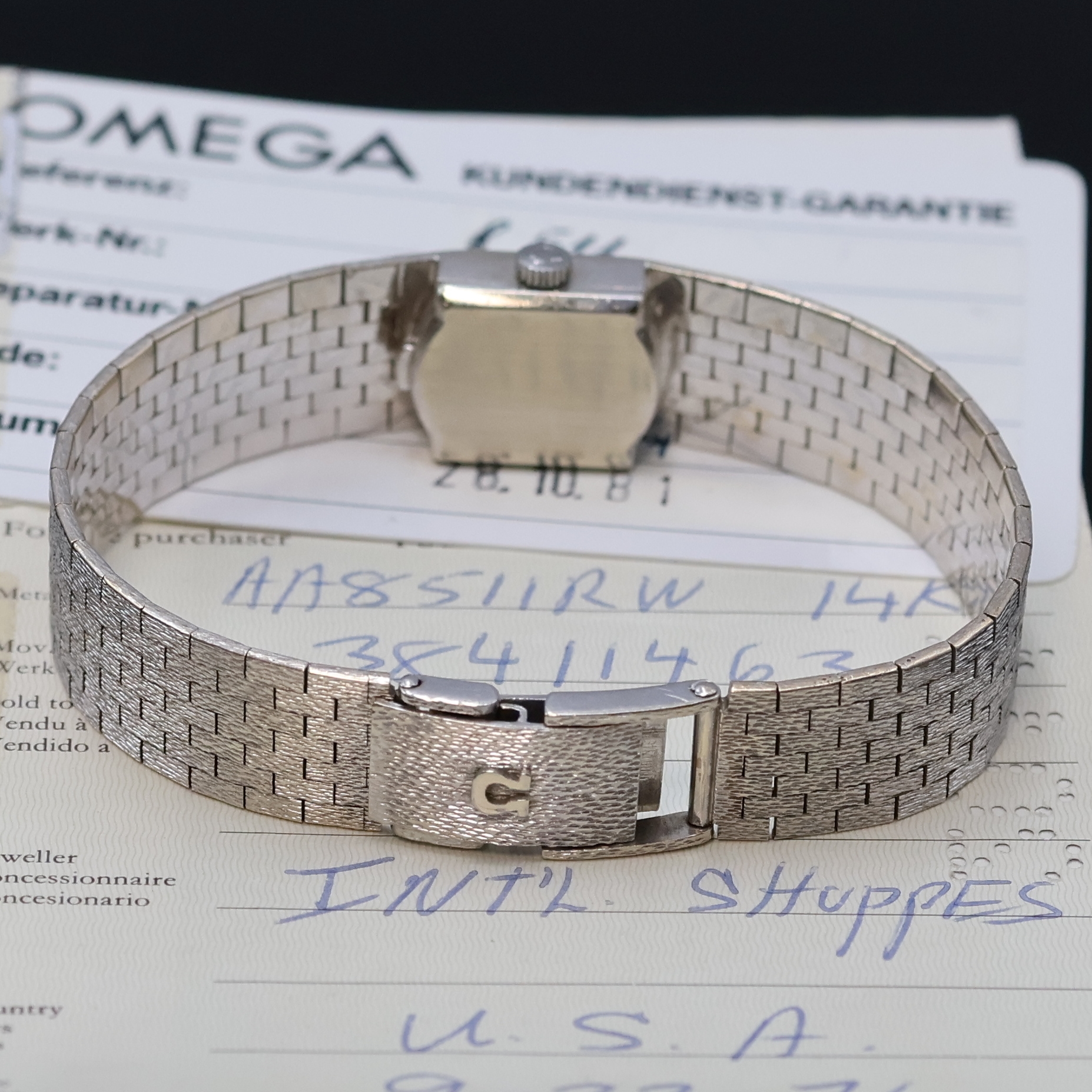 Detail b: OMEGA Damenarmbanduhr in WG 585/000, Schweiz verk. lt. beil. Garantie 09/1976, Handaufzug, orig. Goldband, Boden aufgedr., silb. Zifferbl. m. aufges. ...