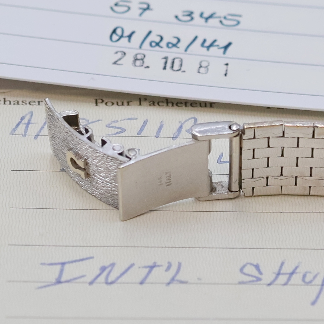 Detail c: OMEGA Damenarmbanduhr in WG 585/000, Schweiz verk. lt. beil. Garantie 09/1976, Handaufzug, orig. Goldband, Boden aufgedr., silb. Zifferbl. m. aufges. ...