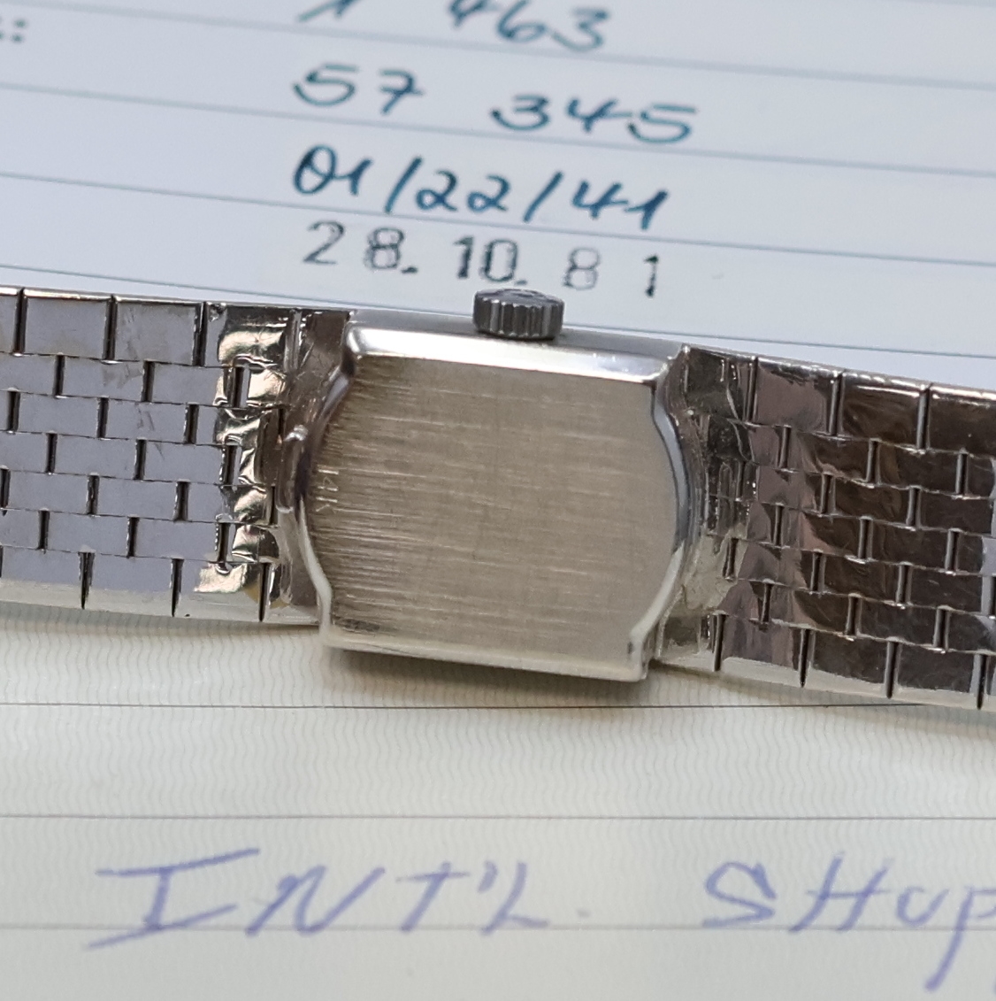 Detail e: OMEGA Damenarmbanduhr in WG 585/000, Schweiz verk. lt. beil. Garantie 09/1976, Handaufzug, orig. Goldband, Boden aufgedr., silb. Zifferbl. m. aufges. ...