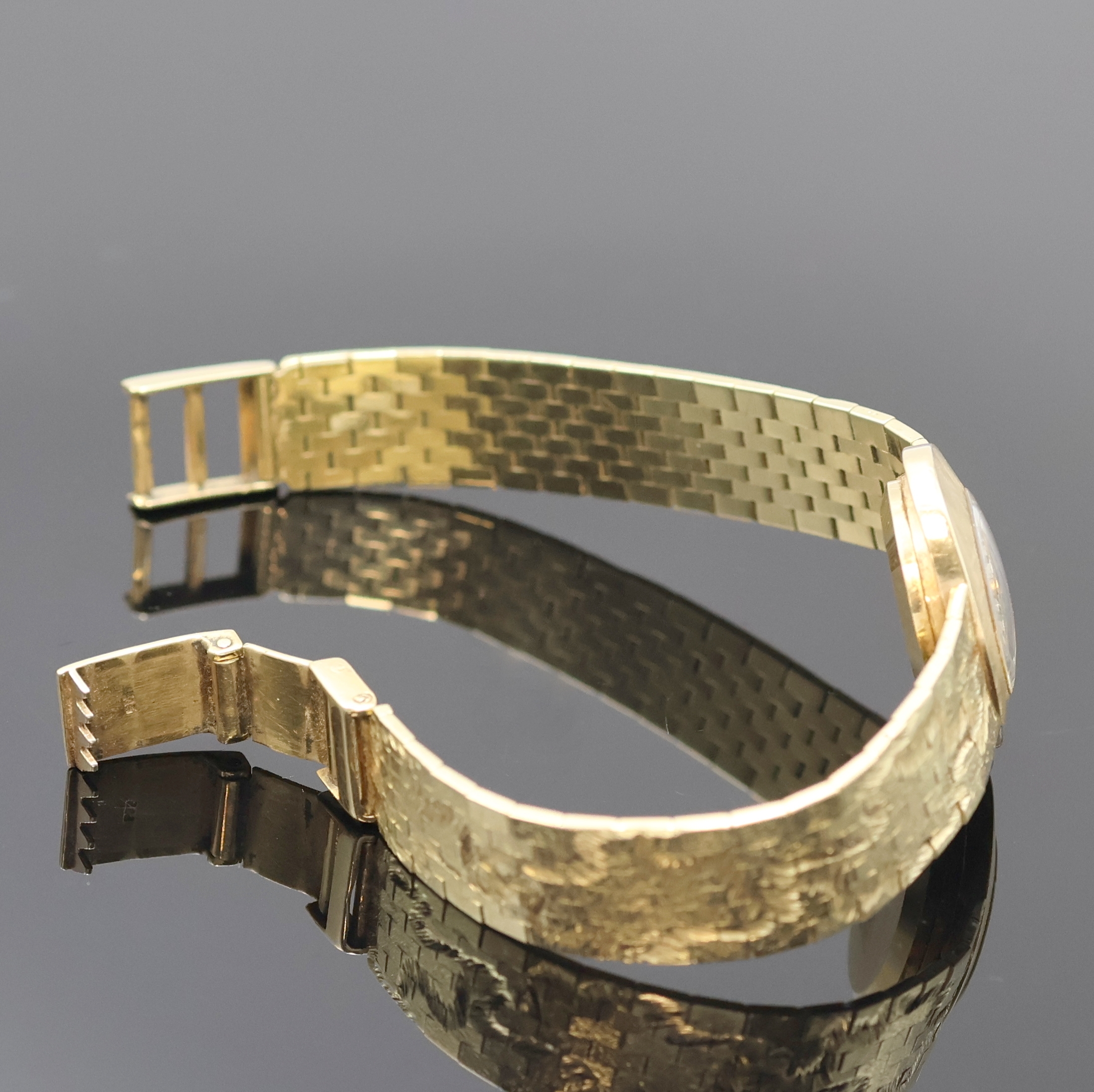 Detail b: CARIB Damenarmbanduhr in GG 585/000, Schweiz um 1965, Handaufzug, Goldband, Boden aufgedr., silb. Zifferbl. m. aufges. Std.- Ind., gold. Zeiger, Kal. ...