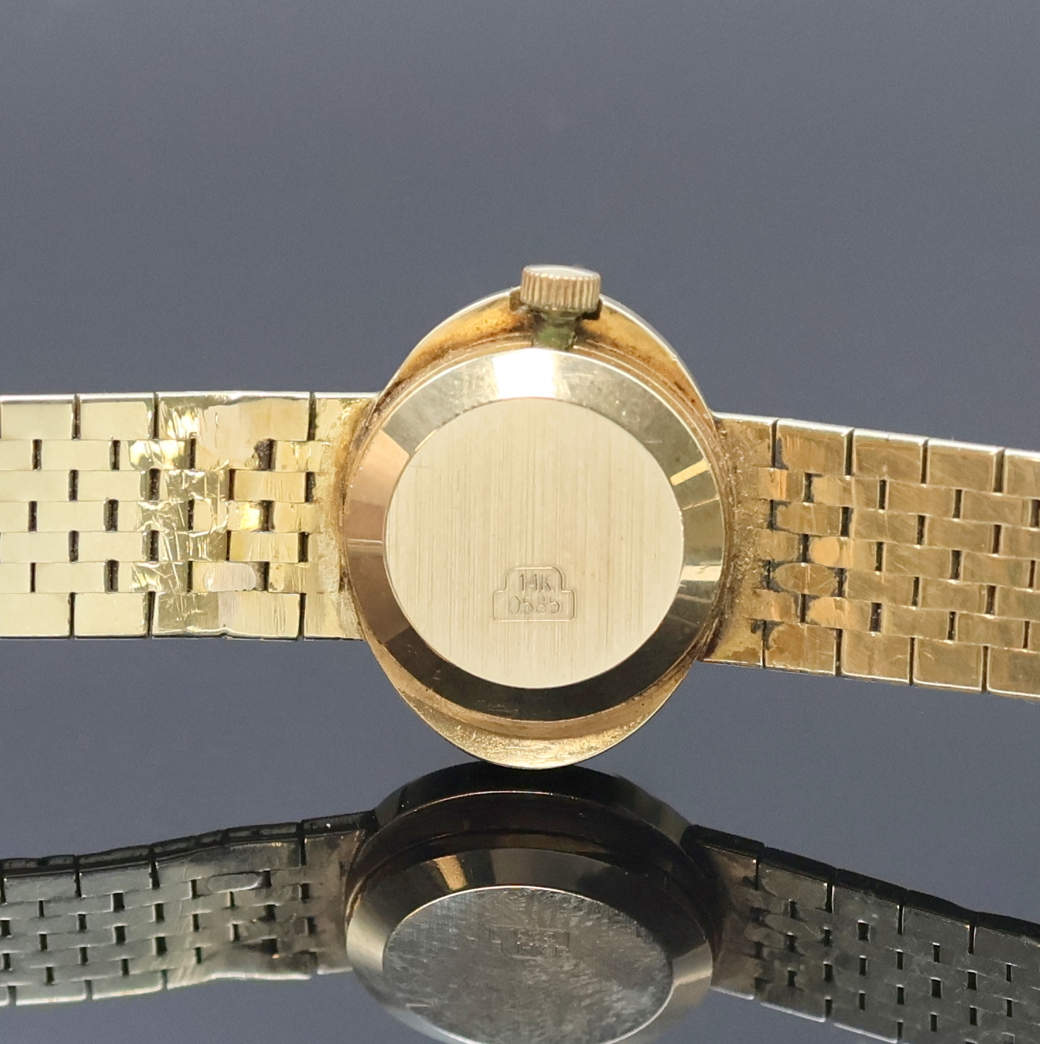 Detail d: CARIB Damenarmbanduhr in GG 585/000, Schweiz um 1965, Handaufzug, Goldband, Boden aufgedr., silb. Zifferbl. m. aufges. Std.- Ind., gold. Zeiger, Kal. ...