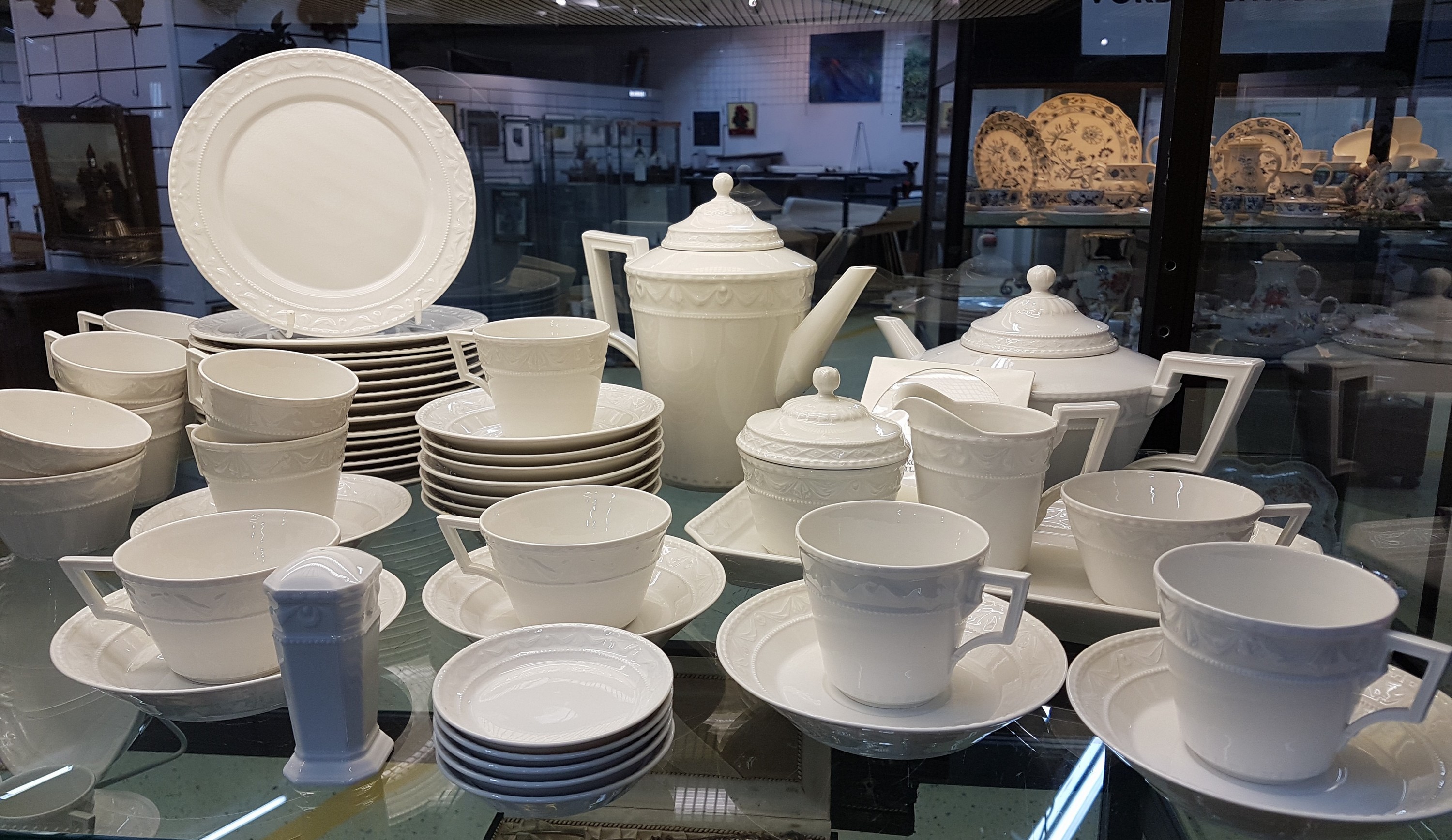 Detail a: Kaffeeservice, KPM Kurland, weiß, Porzellan, Kaffeekanne, Teekanne, Zuckerdose, Sahnegießer, Tablett, 5 Teetassen, 9 Kaffeetassen, 9 Untertassen, ...