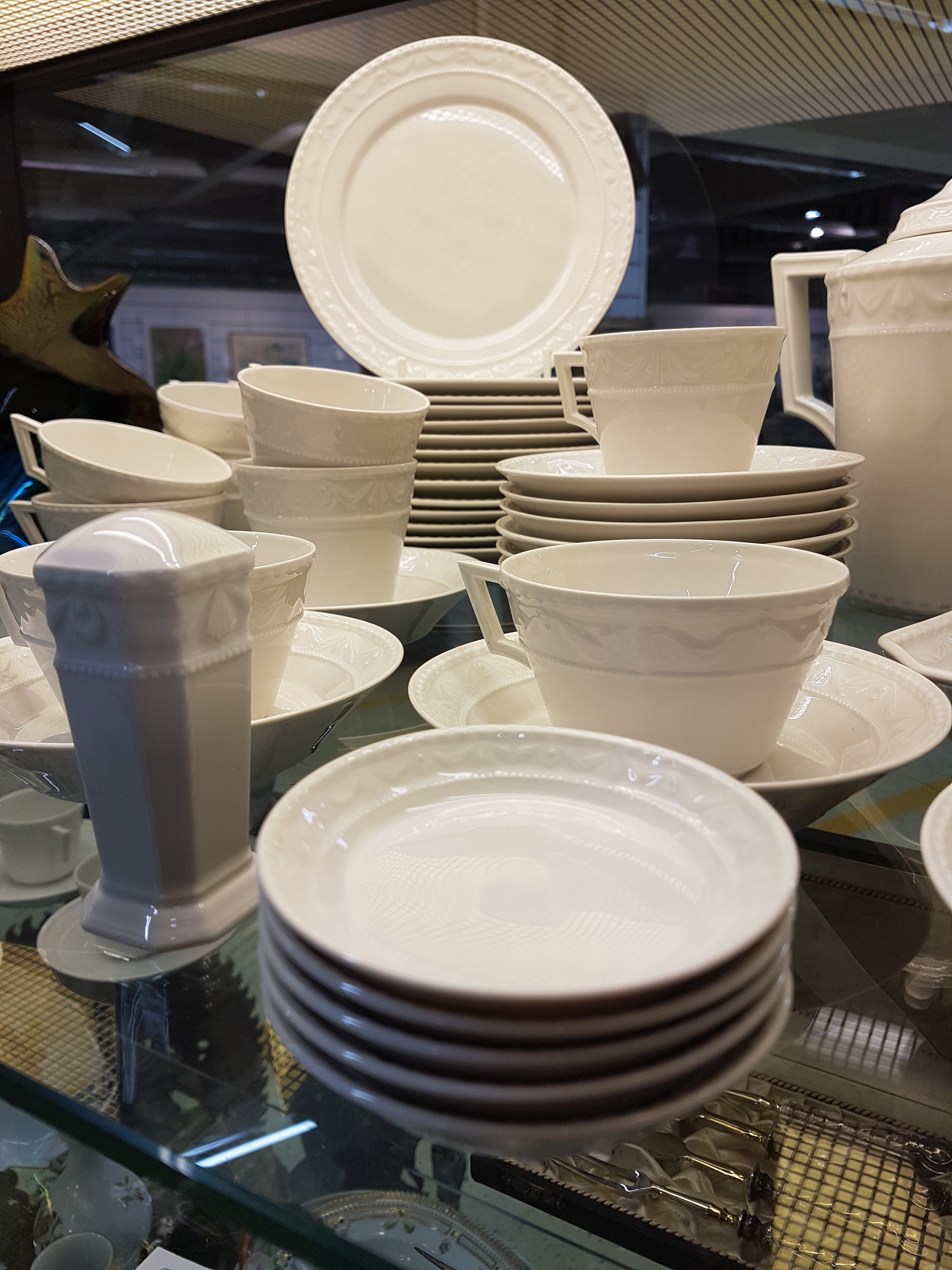 Detail b: Kaffeeservice, KPM Kurland, weiß, Porzellan, Kaffeekanne, Teekanne, Zuckerdose, Sahnegießer, Tablett, 5 Teetassen, 9 Kaffeetassen, 9 Untertassen, ...