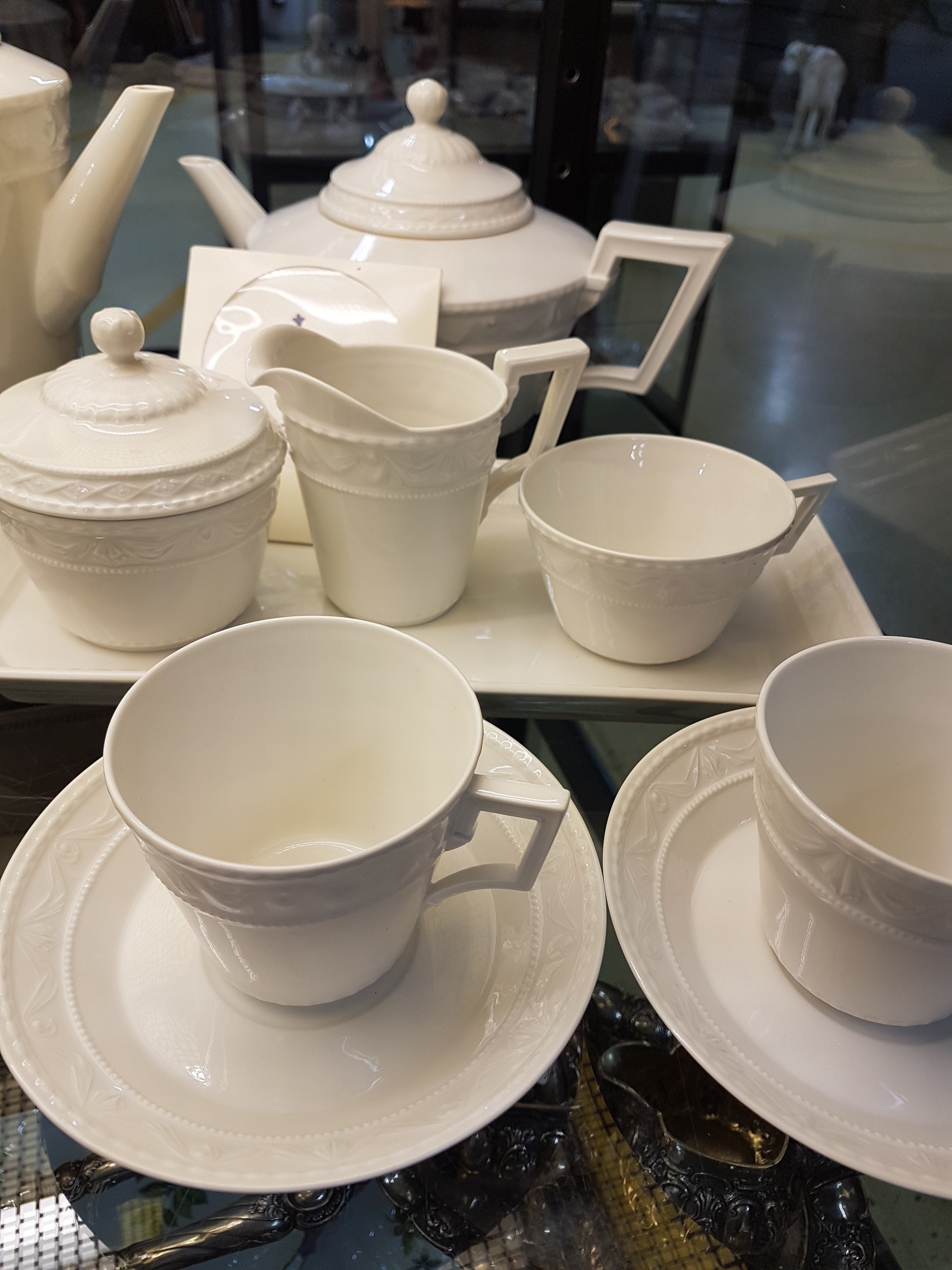 Detail c: Kaffeeservice, KPM Kurland, weiß, Porzellan, Kaffeekanne, Teekanne, Zuckerdose, Sahnegießer, Tablett, 5 Teetassen, 9 Kaffeetassen, 9 Untertassen, ...