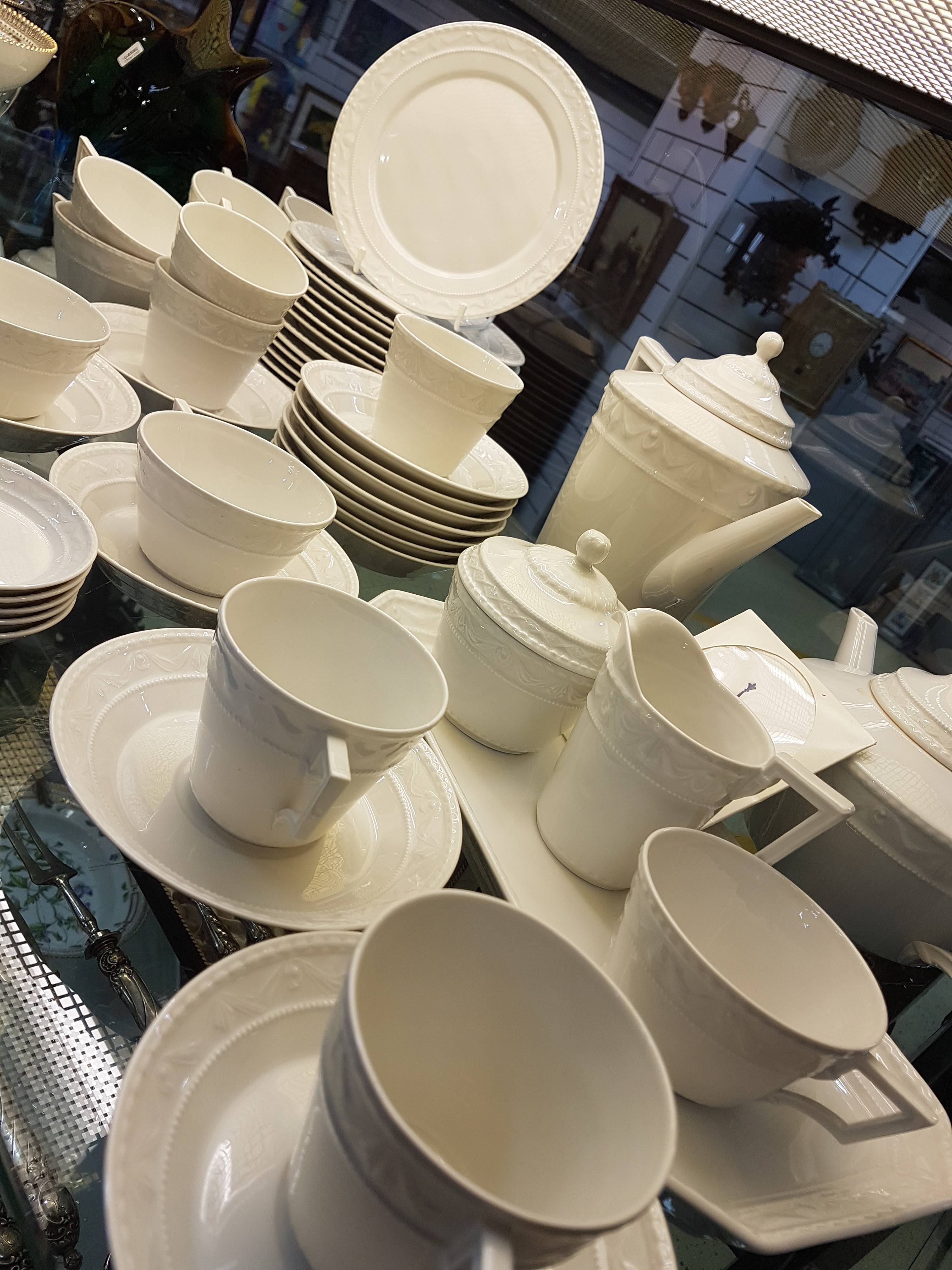 Detail d: Kaffeeservice, KPM Kurland, weiß, Porzellan, Kaffeekanne, Teekanne, Zuckerdose, Sahnegießer, Tablett, 5 Teetassen, 9 Kaffeetassen, 9 Untertassen, ...