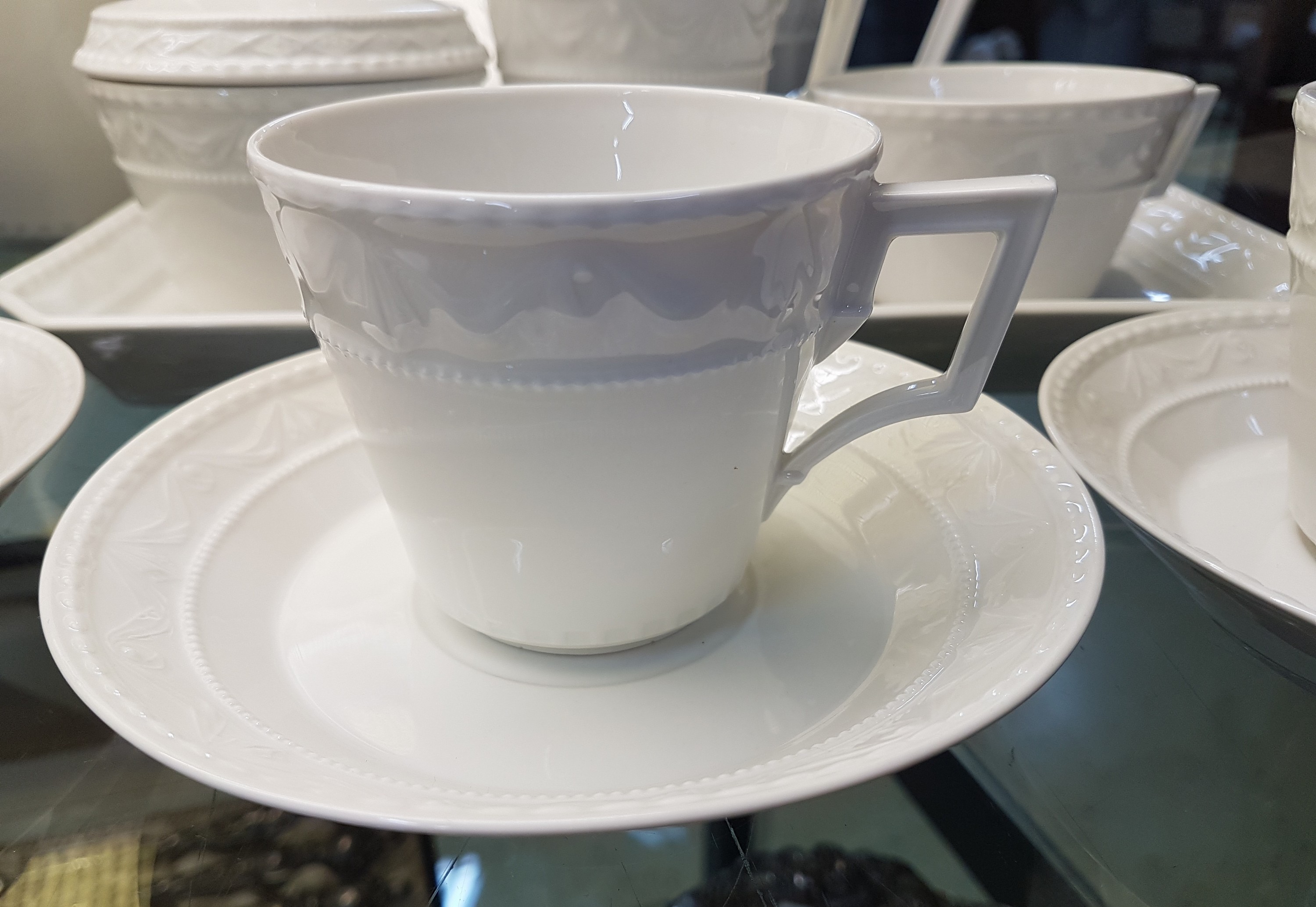 Detail e: Kaffeeservice, KPM Kurland, weiß, Porzellan, Kaffeekanne, Teekanne, Zuckerdose, Sahnegießer, Tablett, 5 Teetassen, 9 Kaffeetassen, 9 Untertassen, ...
