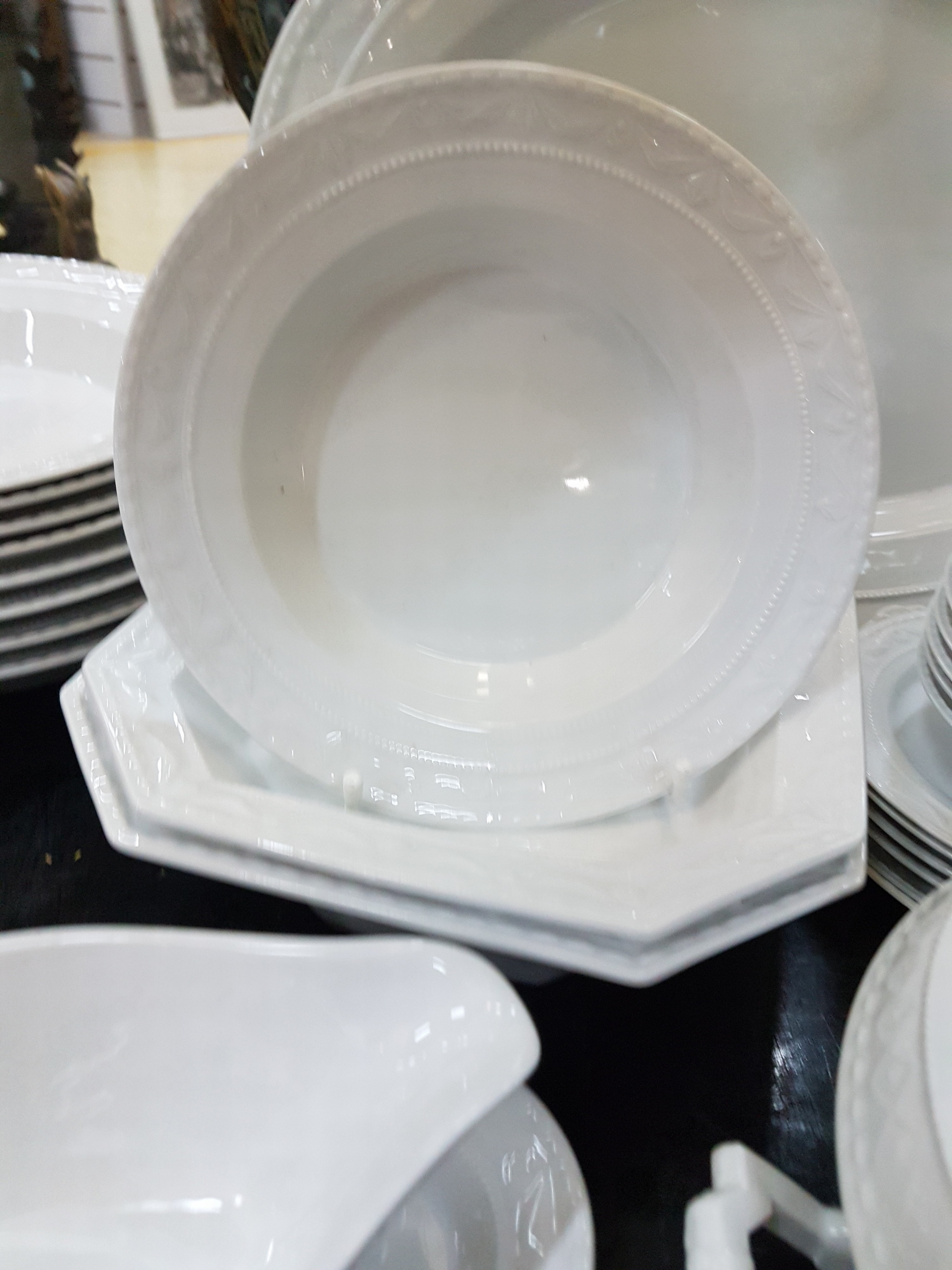 Detail d: 42 tlg. Speiseservice, Kurland, KPM, weiß, 10 gr. flache Teller, 8 gr. Suppenteller, 6 kleine tiefe Schälchen, 8 kleine tiefe Teller, 6 Brotteller, ...