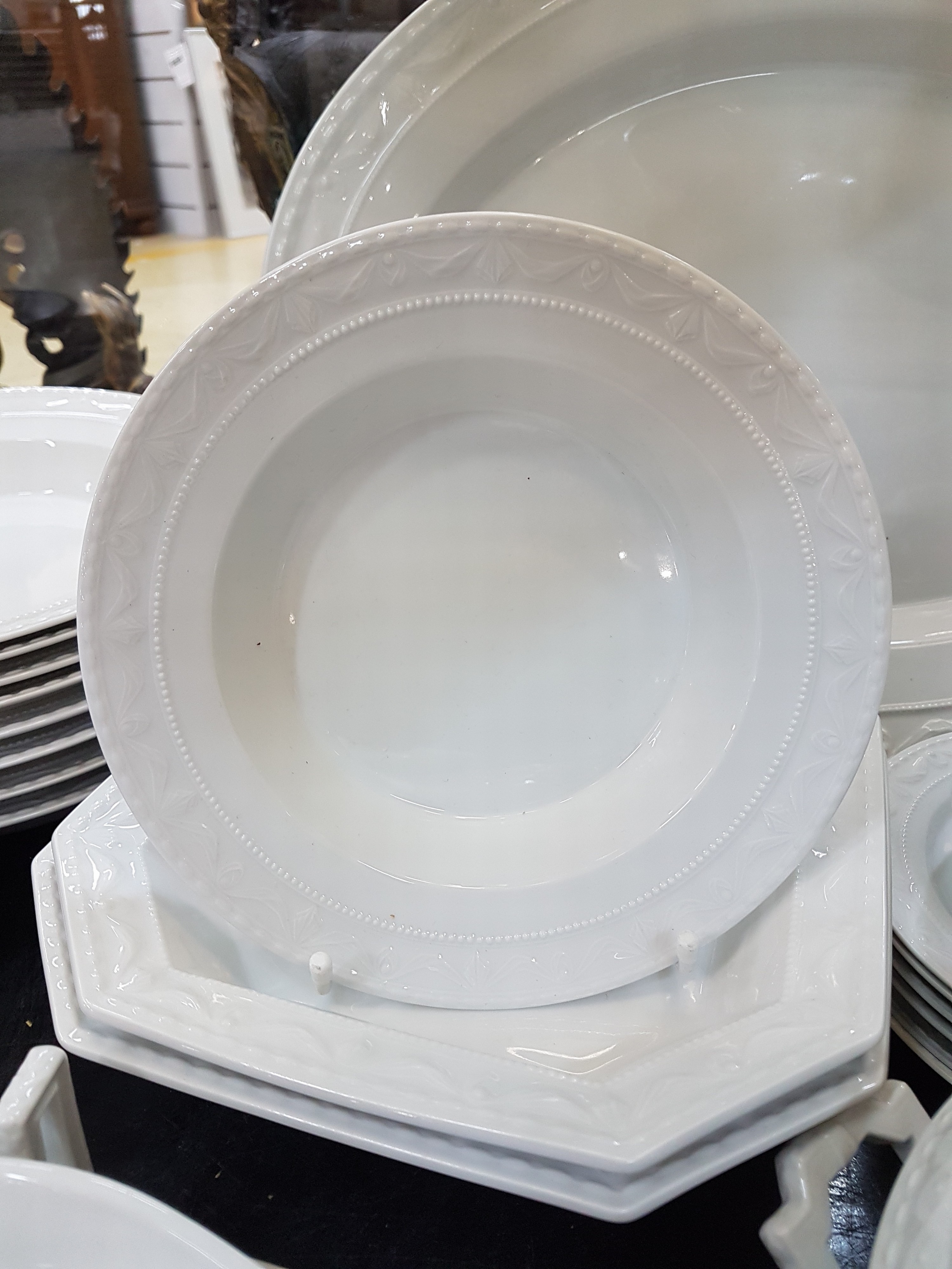 Detail g: 42 tlg. Speiseservice, Kurland, KPM, weiß, 10 gr. flache Teller, 8 gr. Suppenteller, 6 kleine tiefe Schälchen, 8 kleine tiefe Teller, 6 Brotteller, ...