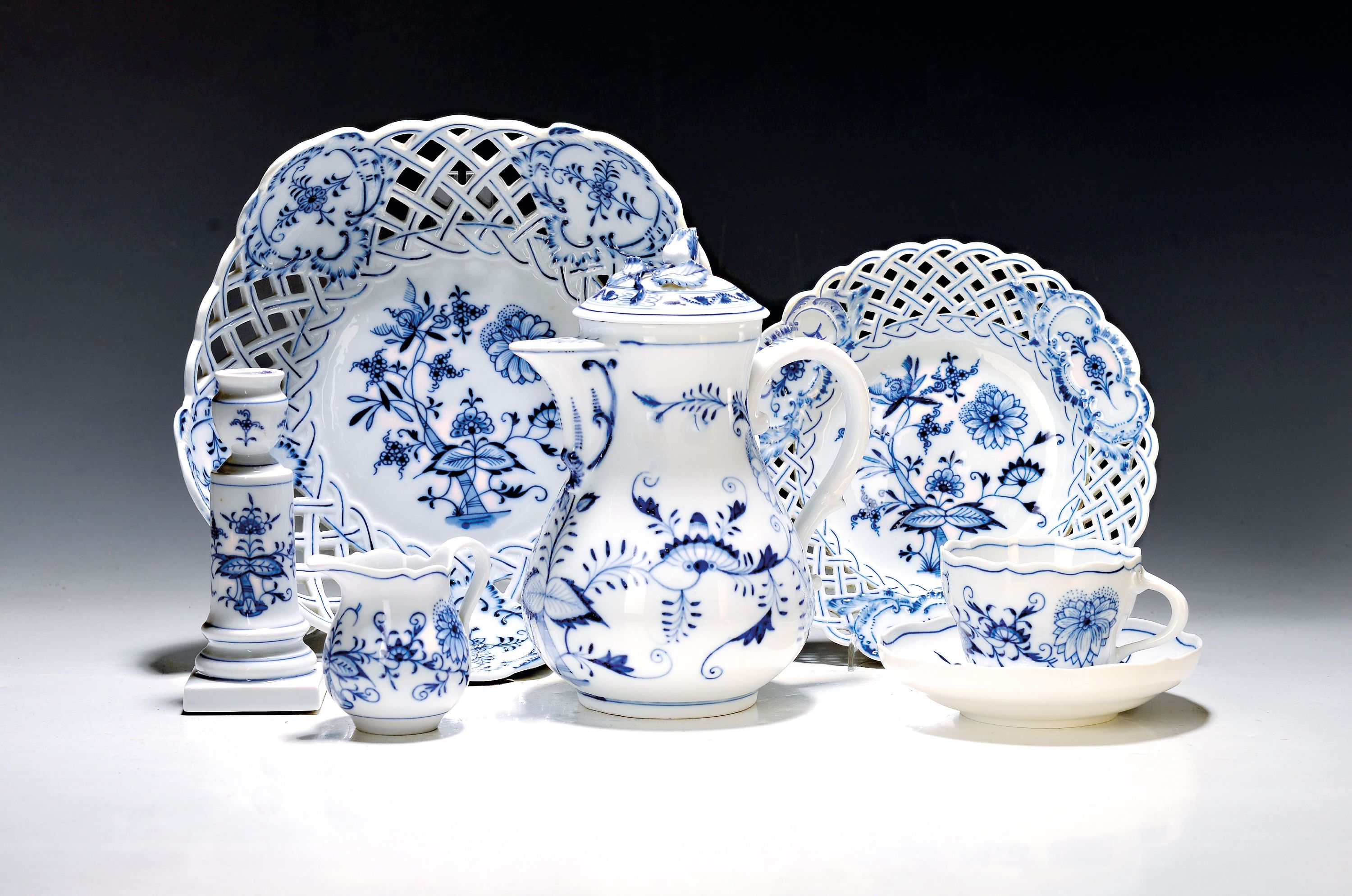 Image 27024811 - Kaffeeservice, Meissen, 20. Jh., Zwiebelmuster, zwei Kaffeekanne (ein Deckel innen ...