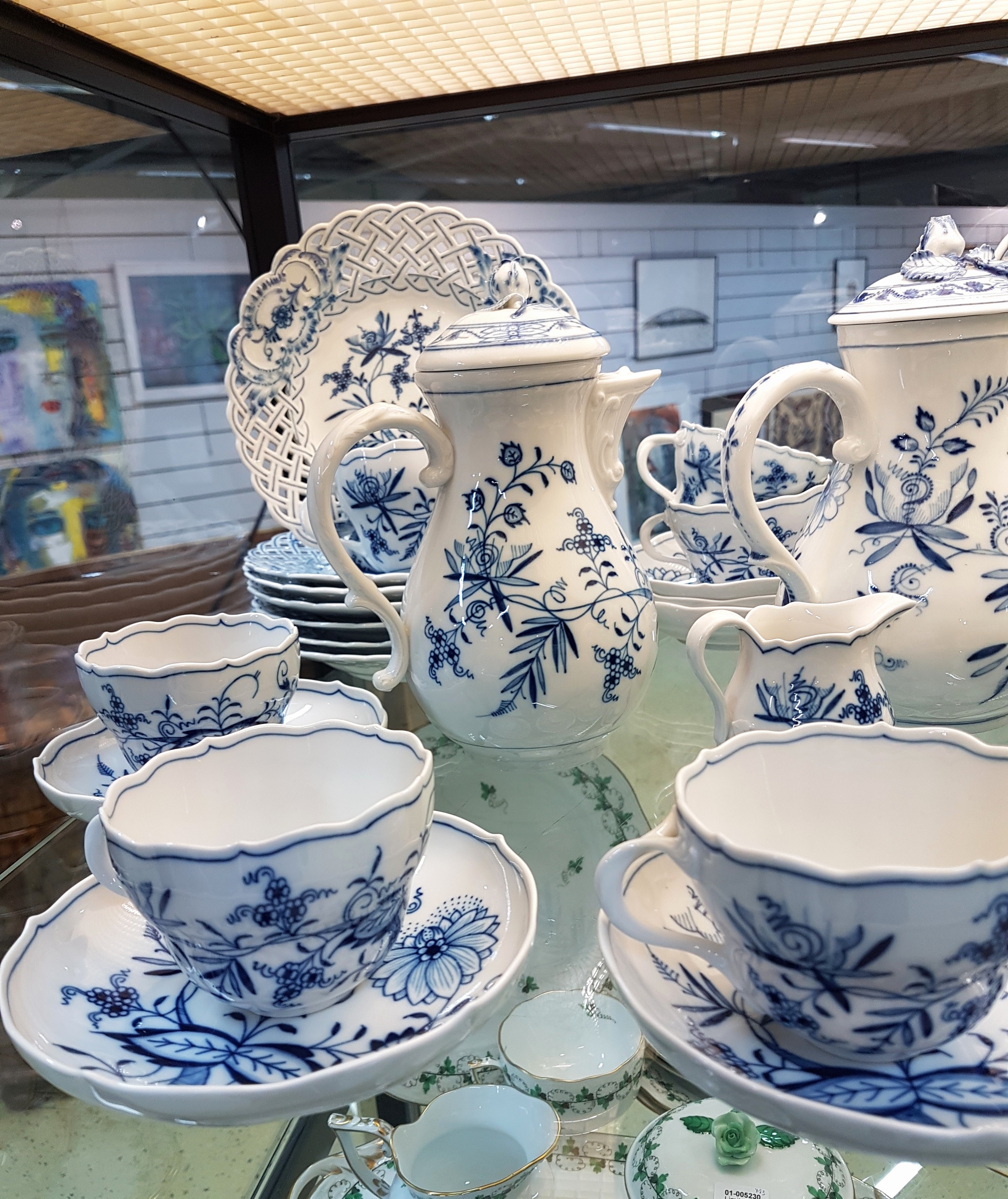 Detail a: Kaffeeservice, Meissen, 20. Jh., Zwiebelmuster, zwei Kaffeekanne (ein Deckel innen liegende Zapfen defekt), 9 Kaffeetassen mit Untertassen, 7 ...