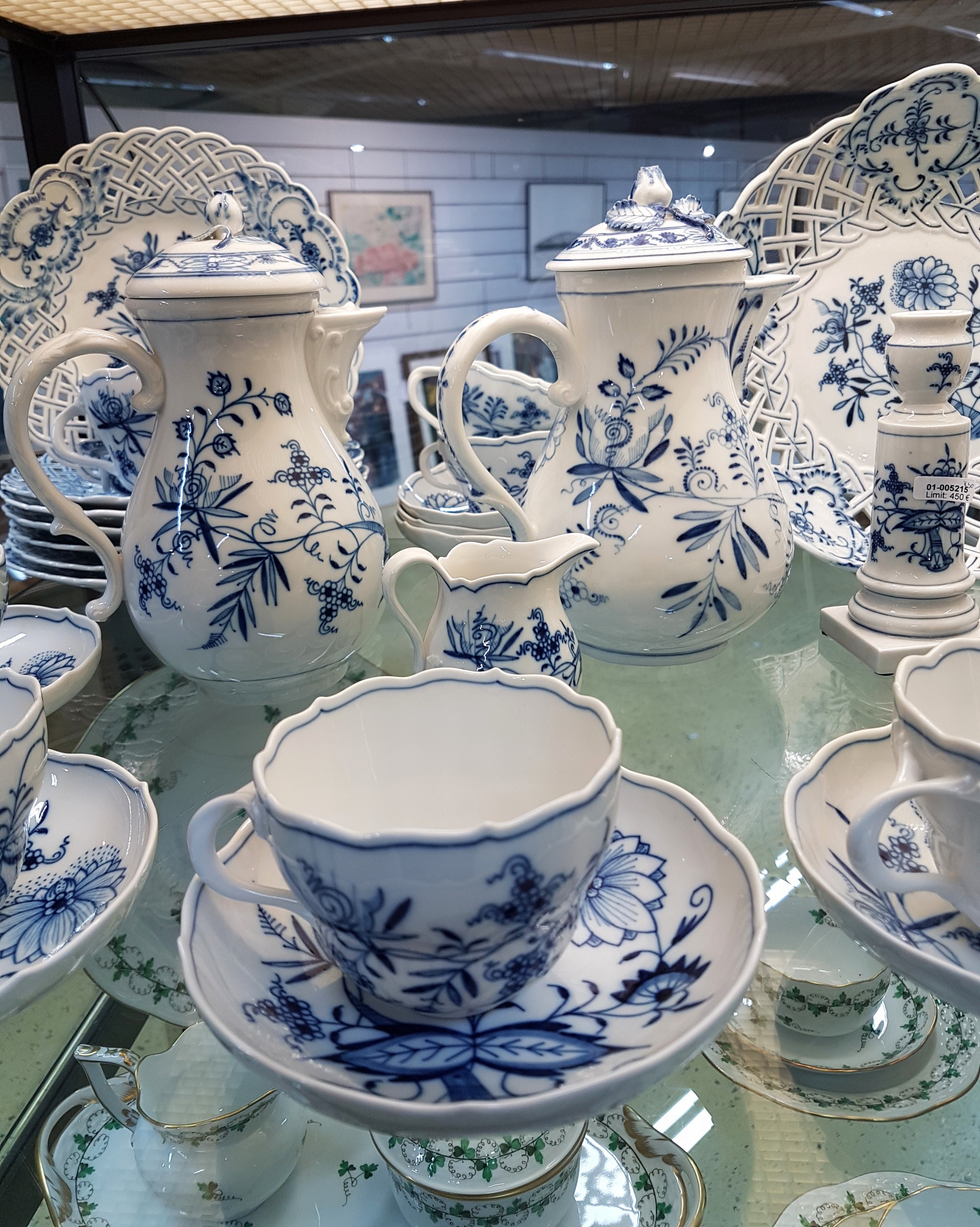 Detail b: Kaffeeservice, Meissen, 20. Jh., Zwiebelmuster, zwei Kaffeekanne (ein Deckel innen liegende Zapfen defekt), 9 Kaffeetassen mit Untertassen, 7 ...
