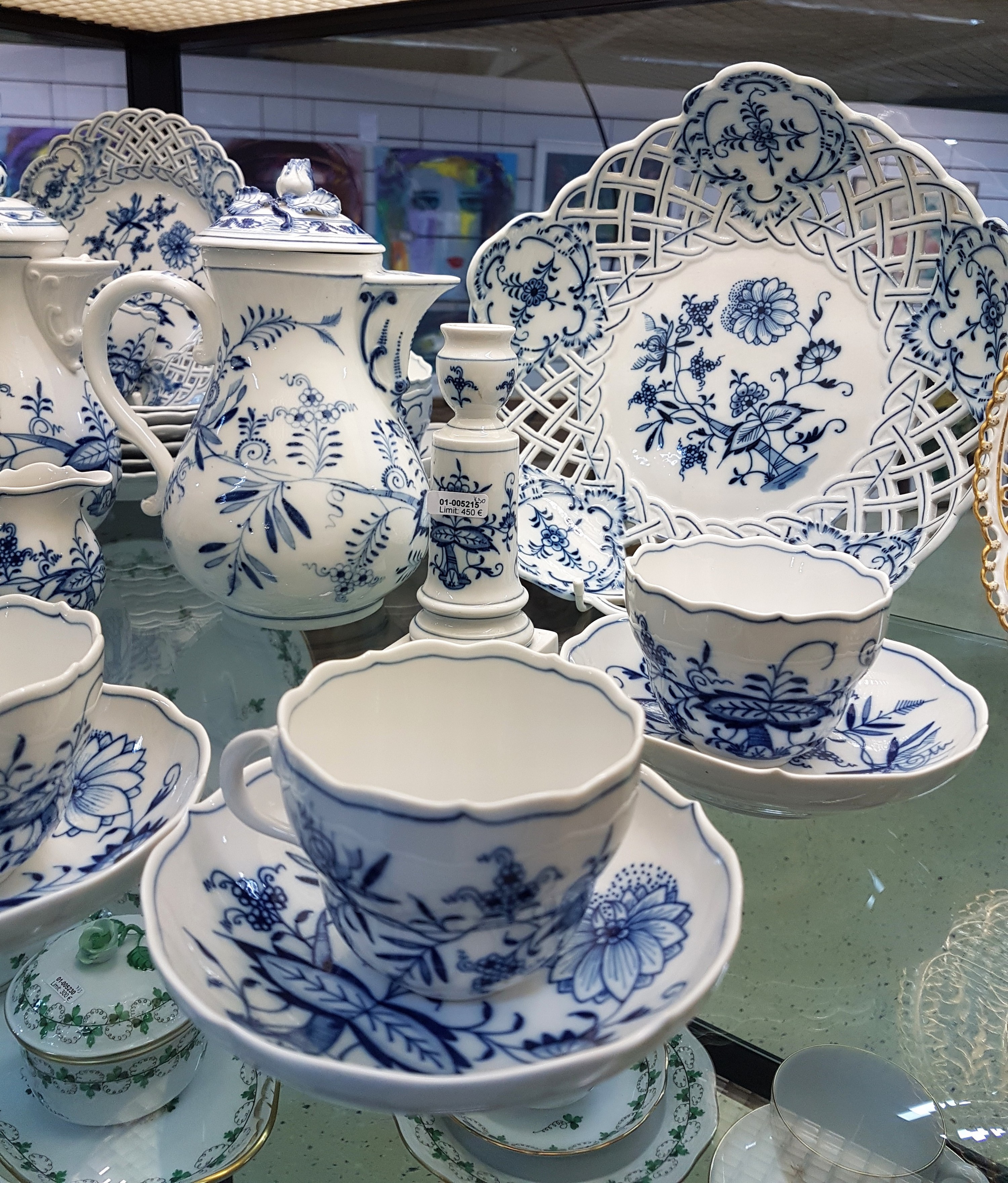 Detail c: Kaffeeservice, Meissen, 20. Jh., Zwiebelmuster, zwei Kaffeekanne (ein Deckel innen liegende Zapfen defekt), 9 Kaffeetassen mit Untertassen, 7 ...