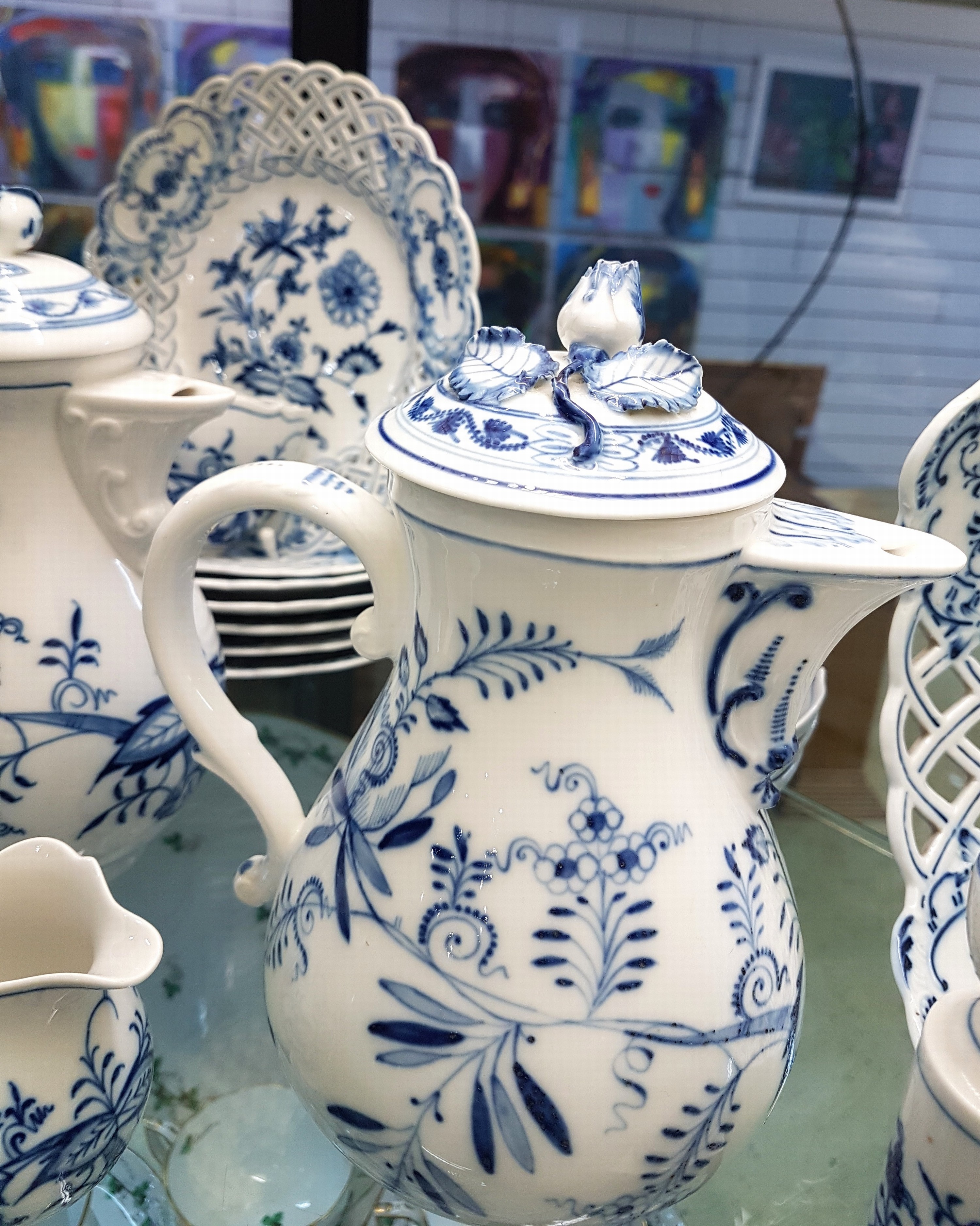 Detail d: Kaffeeservice, Meissen, 20. Jh., Zwiebelmuster, zwei Kaffeekanne (ein Deckel innen liegende Zapfen defekt), 9 Kaffeetassen mit Untertassen, 7 ...