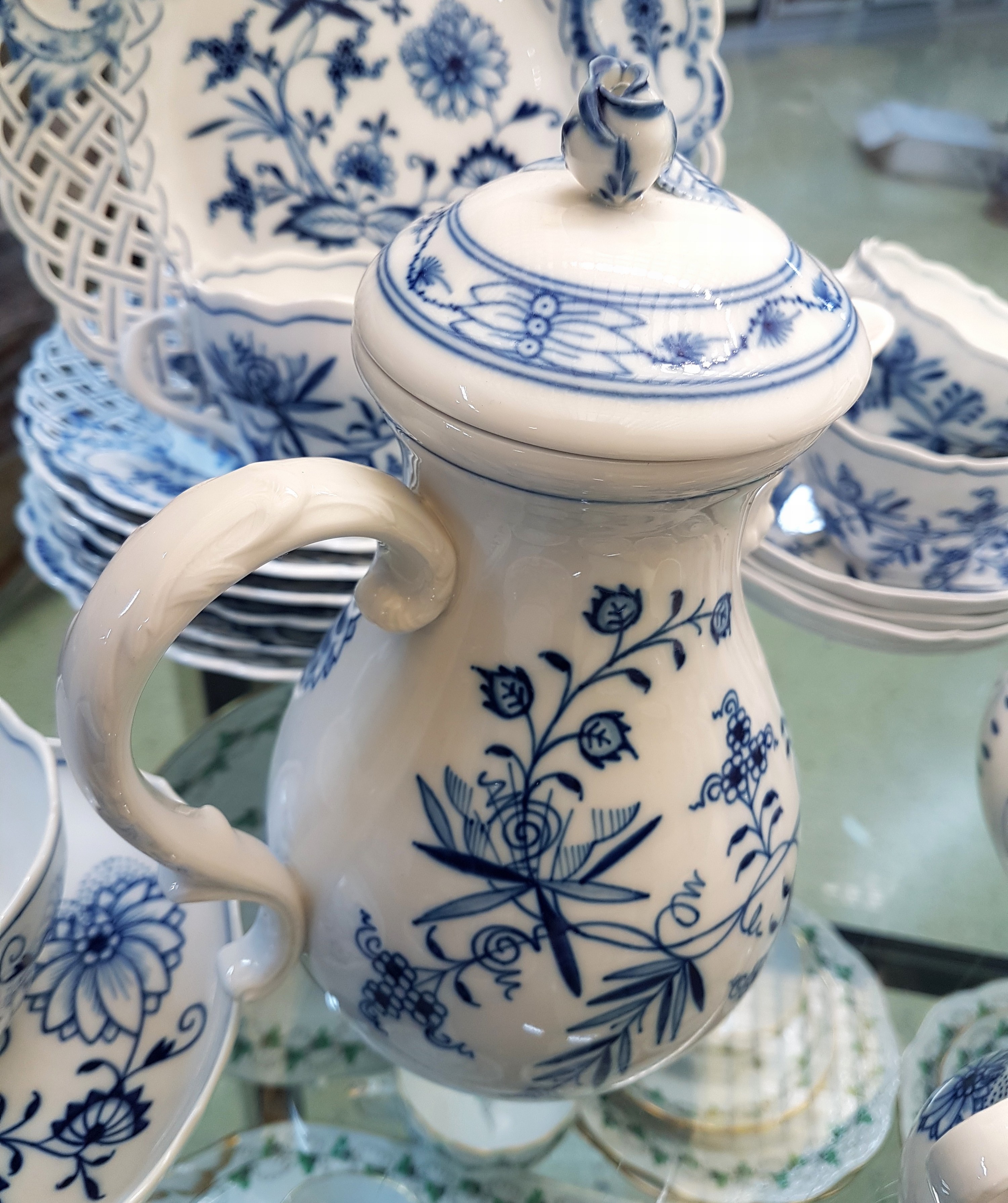 Detail e: Kaffeeservice, Meissen, 20. Jh., Zwiebelmuster, zwei Kaffeekanne (ein Deckel innen liegende Zapfen defekt), 9 Kaffeetassen mit Untertassen, 7 ...