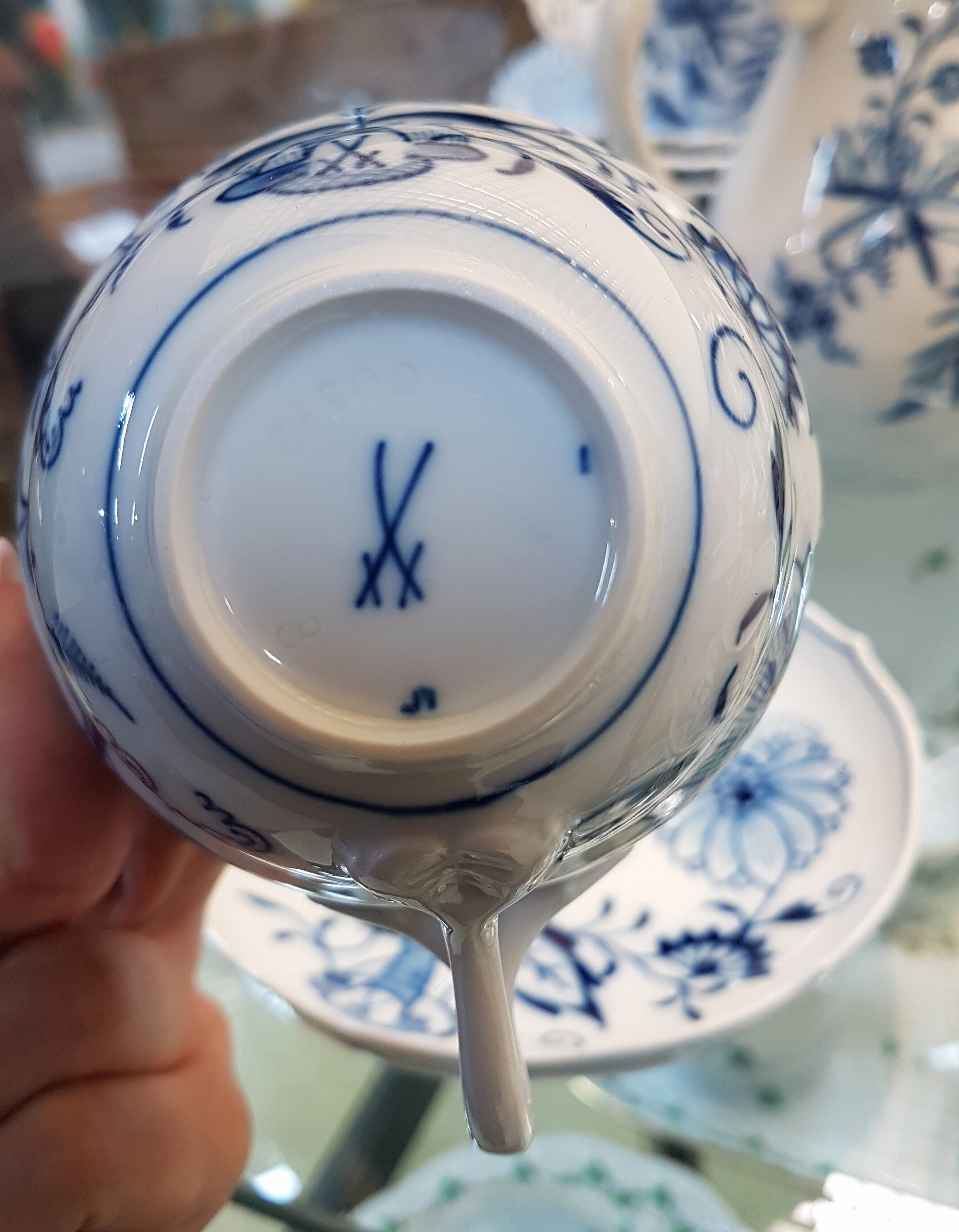 Detail f: Kaffeeservice, Meissen, 20. Jh., Zwiebelmuster, zwei Kaffeekanne (ein Deckel innen liegende Zapfen defekt), 9 Kaffeetassen mit Untertassen, 7 ...