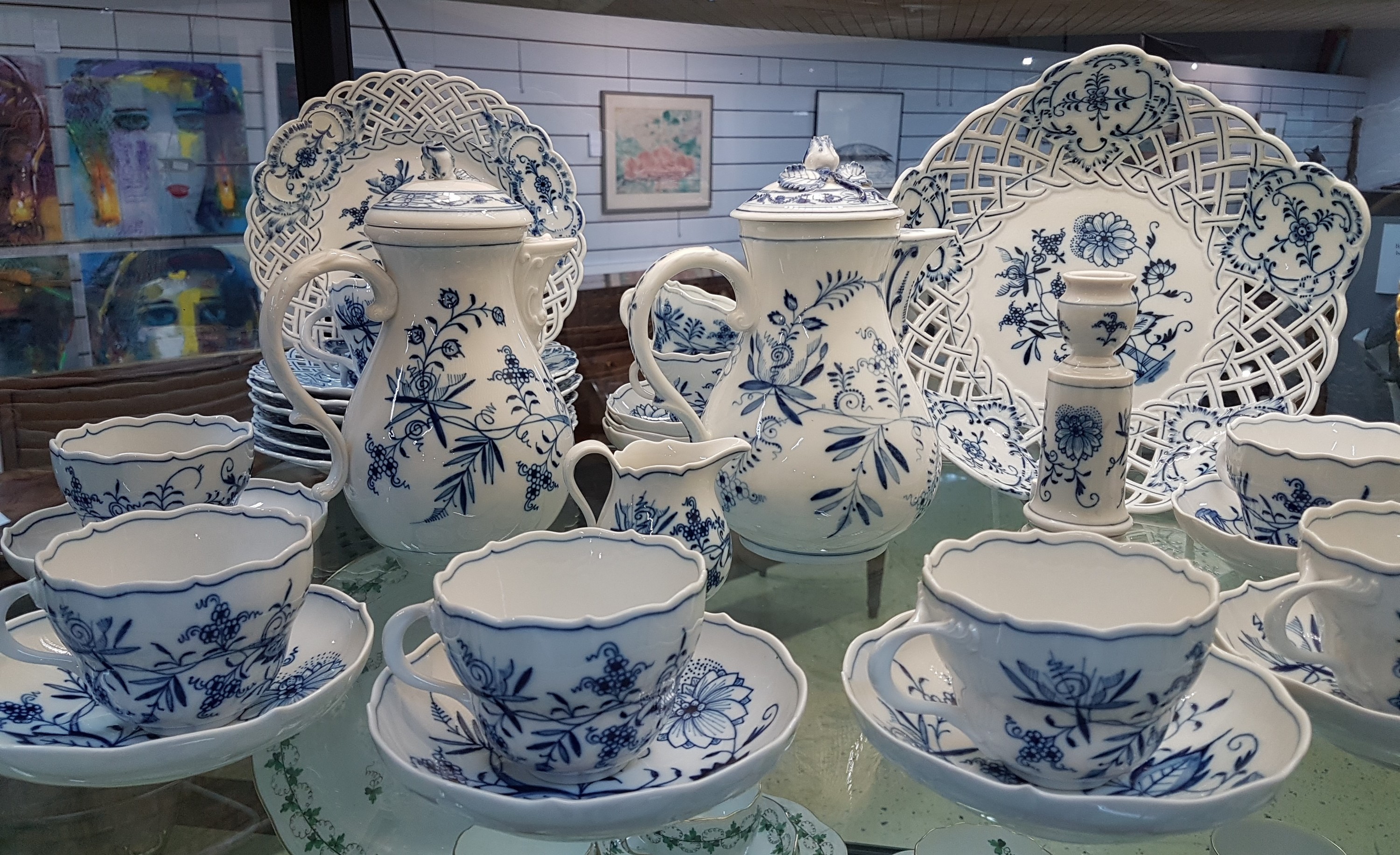 Detail g: Kaffeeservice, Meissen, 20. Jh., Zwiebelmuster, zwei Kaffeekanne (ein Deckel innen liegende Zapfen defekt), 9 Kaffeetassen mit Untertassen, 7 ...