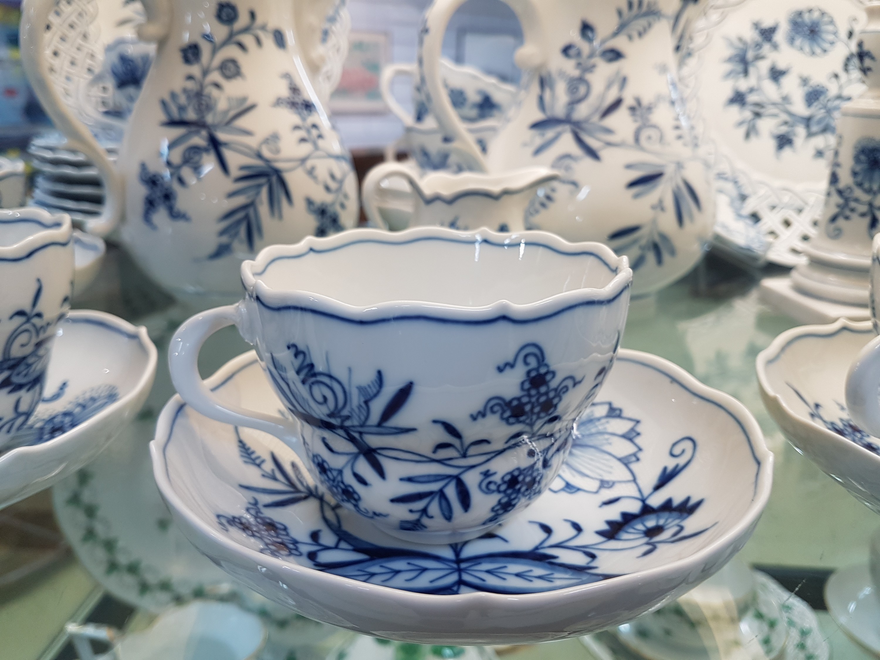 Detail h: Kaffeeservice, Meissen, 20. Jh., Zwiebelmuster, zwei Kaffeekanne (ein Deckel innen liegende Zapfen defekt), 9 Kaffeetassen mit Untertassen, 7 ...