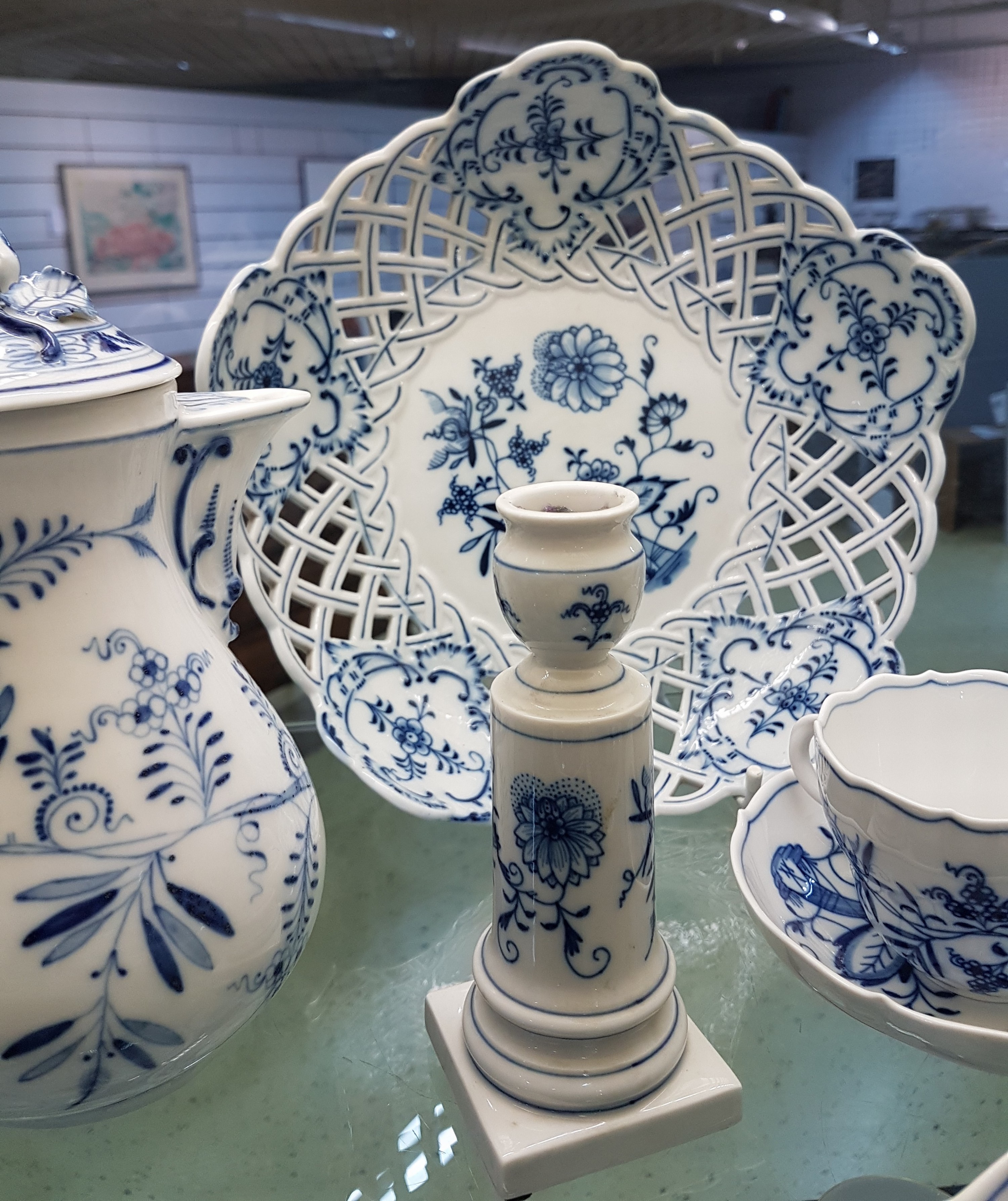 Detail i: Kaffeeservice, Meissen, 20. Jh., Zwiebelmuster, zwei Kaffeekanne (ein Deckel innen liegende Zapfen defekt), 9 Kaffeetassen mit Untertassen, 7 ...
