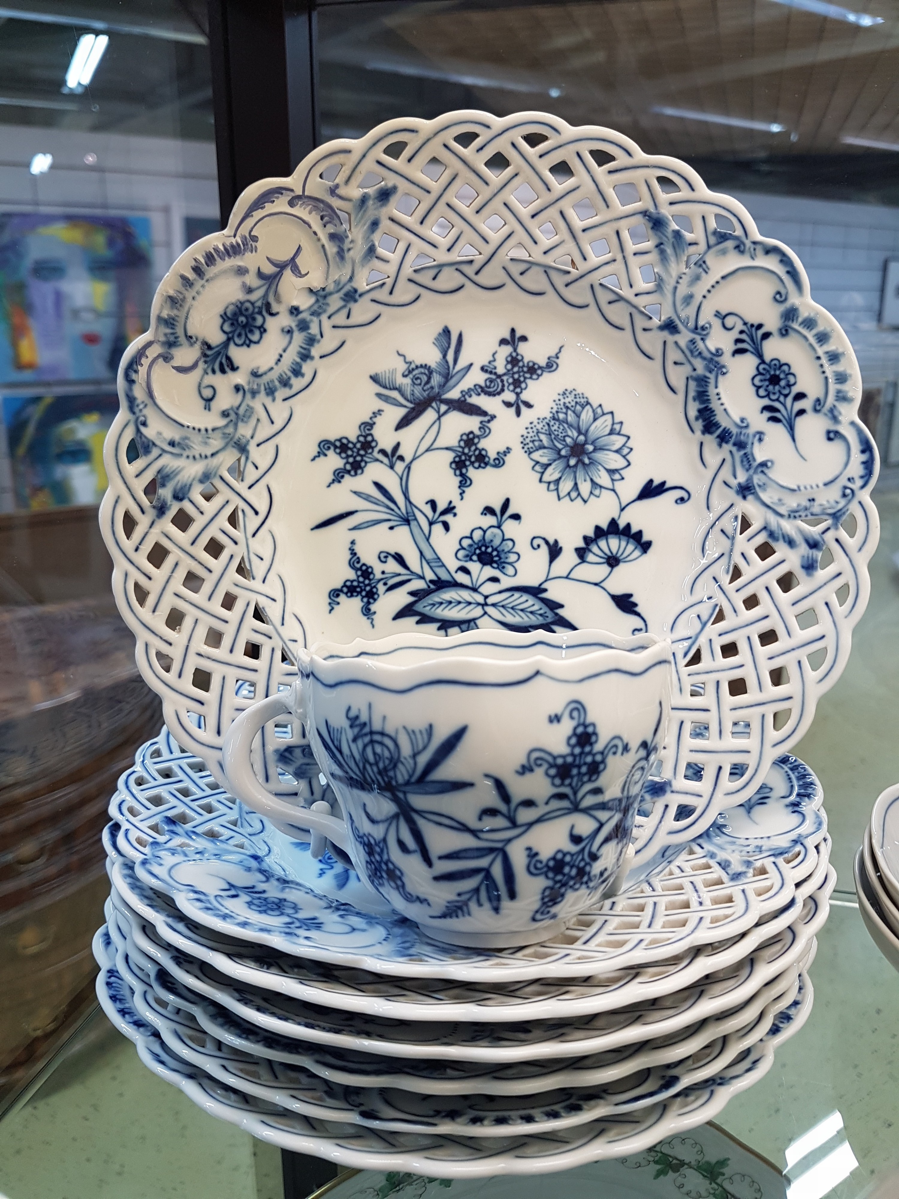 Detail j: Kaffeeservice, Meissen, 20. Jh., Zwiebelmuster, zwei Kaffeekanne (ein Deckel innen liegende Zapfen defekt), 9 Kaffeetassen mit Untertassen, 7 ...