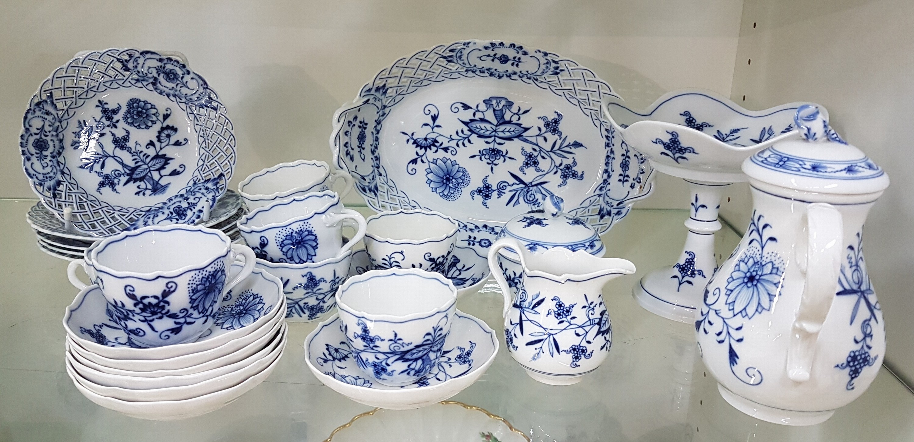 Detail a: Mokkaservice, Meissen, 20. Jh., 2. Wahl, Porzellan, Zwiebelmuster, Mokkakanne, Sahnegießer, Zuckerdose, 8 Tassen mit Untertassen, 5 kleine ...