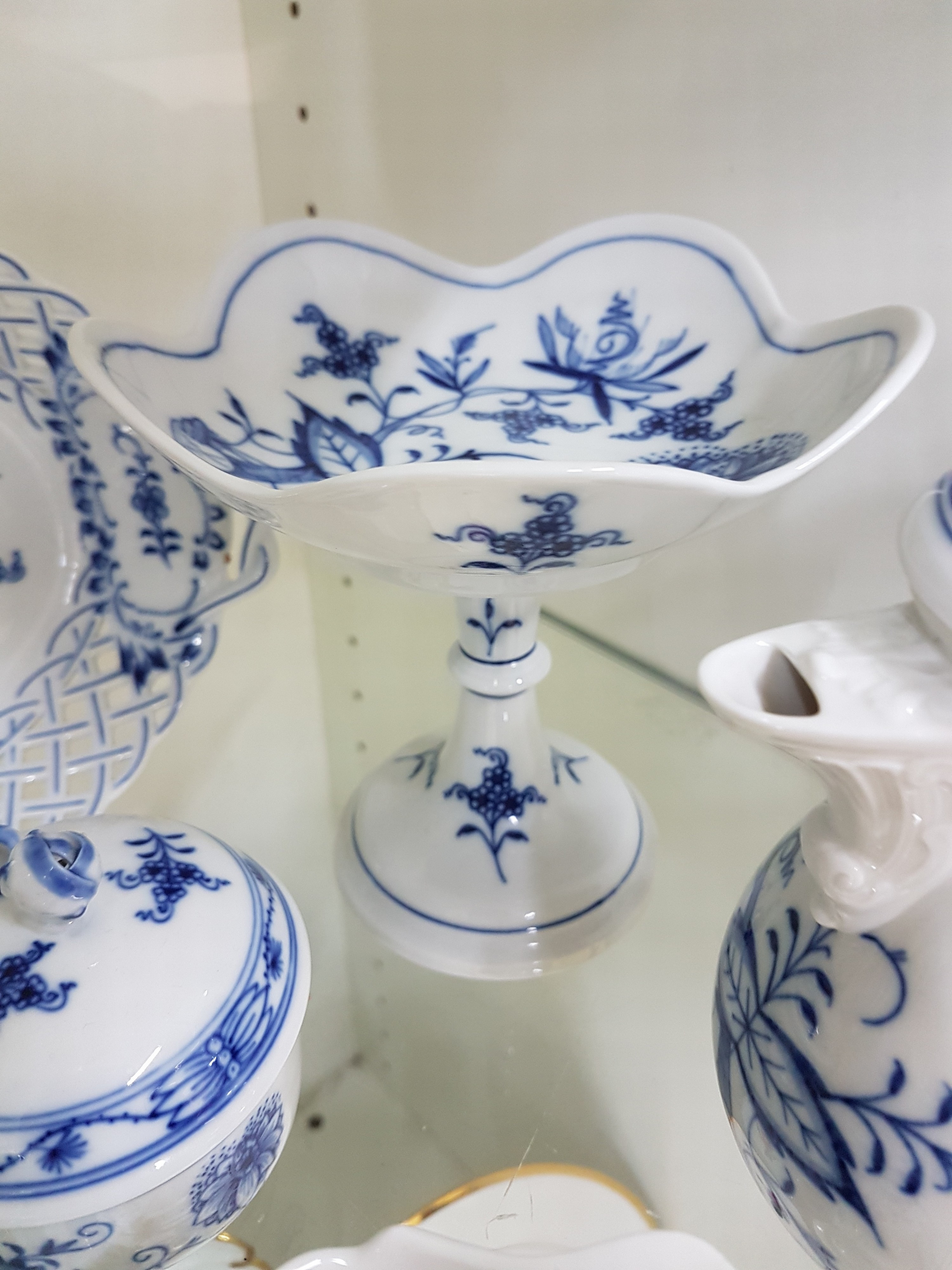 Detail c: Mokkaservice, Meissen, 20. Jh., 2. Wahl, Porzellan, Zwiebelmuster, Mokkakanne, Sahnegießer, Zuckerdose, 8 Tassen mit Untertassen, 5 kleine ...