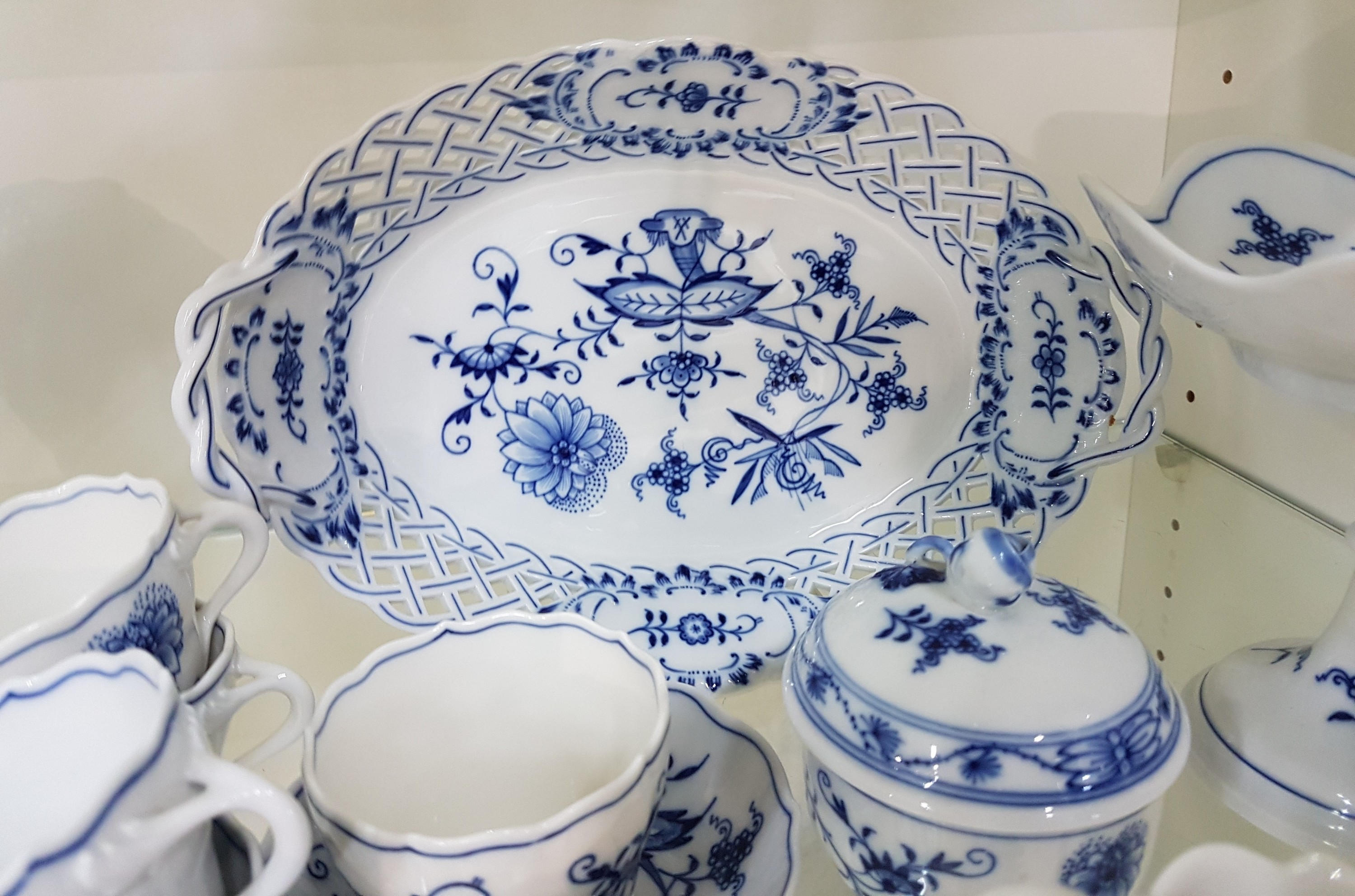 Detail d: Mokkaservice, Meissen, 20. Jh., 2. Wahl, Porzellan, Zwiebelmuster, Mokkakanne, Sahnegießer, Zuckerdose, 8 Tassen mit Untertassen, 5 kleine ...