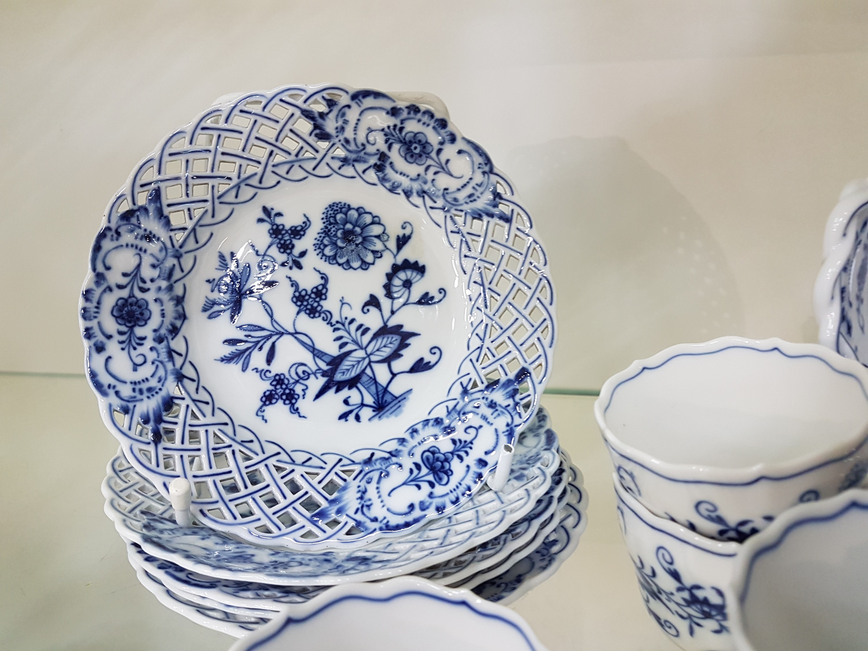 Detail e: Mokkaservice, Meissen, 20. Jh., 2. Wahl, Porzellan, Zwiebelmuster, Mokkakanne, Sahnegießer, Zuckerdose, 8 Tassen mit Untertassen, 5 kleine ...