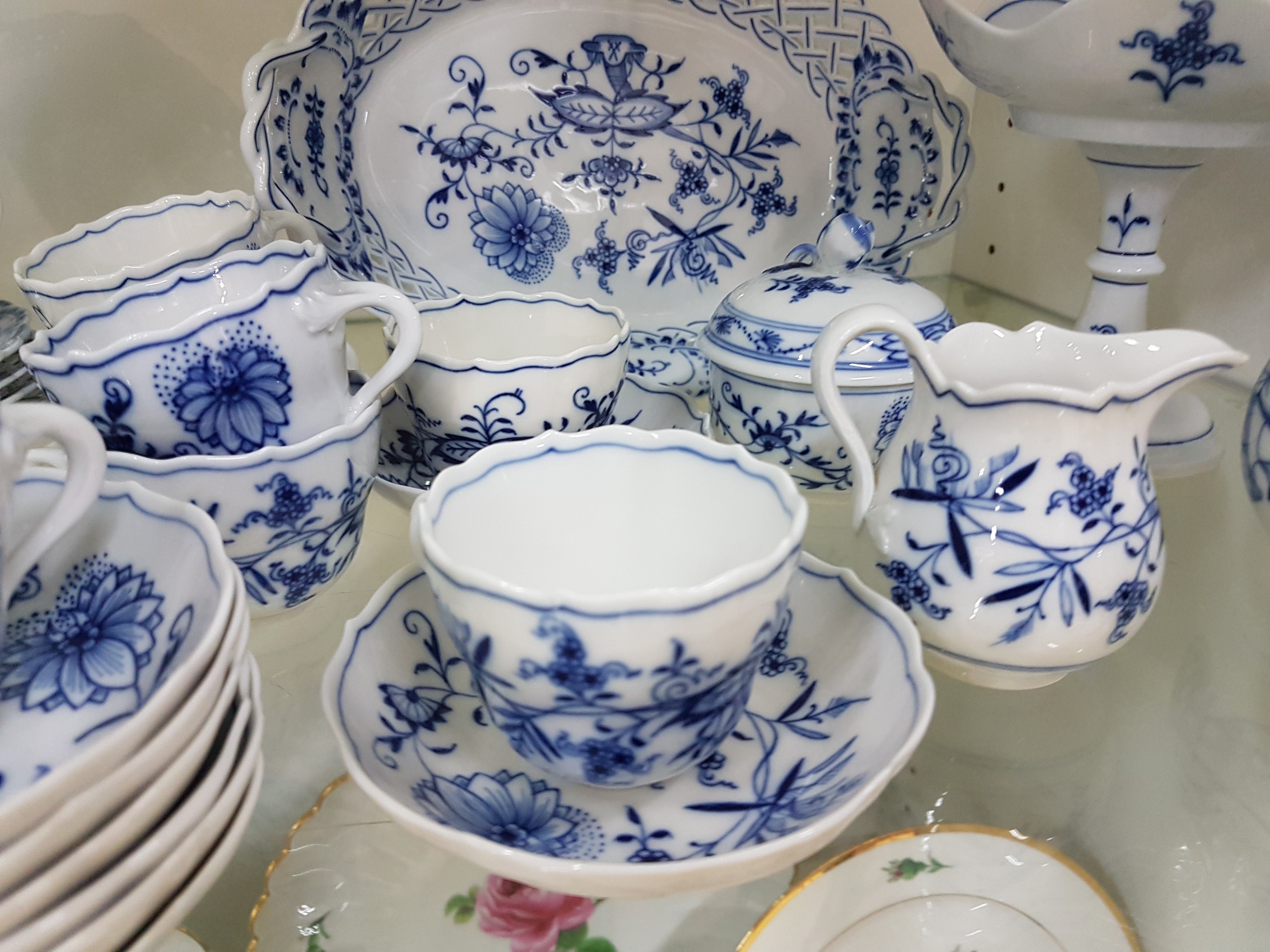 Detail f: Mokkaservice, Meissen, 20. Jh., 2. Wahl, Porzellan, Zwiebelmuster, Mokkakanne, Sahnegießer, Zuckerdose, 8 Tassen mit Untertassen, 5 kleine ...